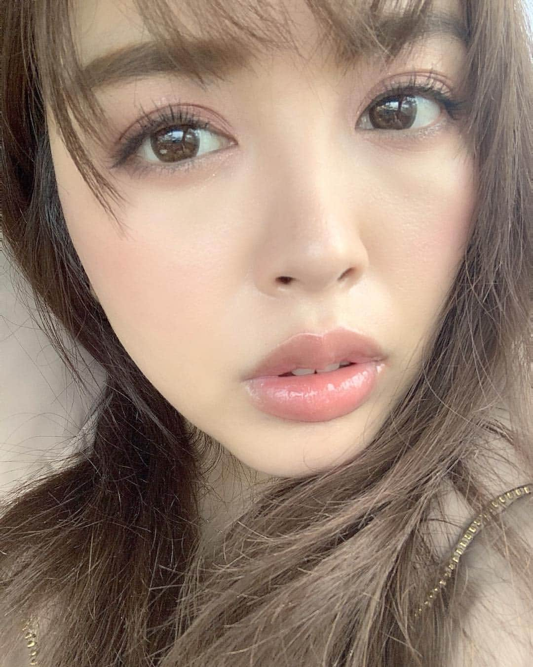 板橋瑠美さんのインスタグラム写真 - (板橋瑠美Instagram)「化粧ノリが良くなると嬉しい💓 ・ 古い角質を除去すると、化粧水の入りもすごい良くなる((((･´ω`･)))) ・ ハーブピーリングと、脚の痩身マシーンを同時にやってもらっちゃいました💓 ・ ・ いつも行ってる @luana_aina_tokyo_byjbaa  です❤️ ・ ・ 定期的にハーブピーリングやってもらおーー💓 ・ ・ 愛のある施術をしてくれる店長まさきちゃんいつもありがとう😊」3月4日 19時22分 - rumi_official_0616