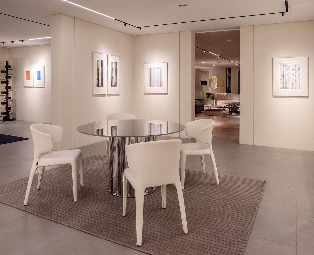 のインスタグラム：「カッシーナ・イクスシー青山本店のアート・ギャラリーDELL'ARTE（デラルテ）では、＜ART PROPOSAL vol.8＞を開催しています。  インテリアに合うアート作品を独自にセレクトし収集した多岐に渡るコレクションの中から毎回異なる作品をご紹介しており、今回は6名の作家を中心にご紹介しています。  アートにはお部屋の印象を一変させる力がありますので、春の新生活などにあわせて雰囲気をリフレッシュするのにふさわしいアイテムです。インテリアとアートが響き合う空間をお楽しみください。 ＜ART PROPOSAL vol.8＞ 会期：2/28(木) ～ 5/13(月) 開催店舗：青山本店2階  展示作家： エマニュエル・アウセダ、マーティン・ミュラー・レイナート、アリランド・ルノー、長谷川　友紀、トニー・クラッグ、浅野　弥衛  #cassina #cassinaixc #boboli #table #hola #chair #art #gallery #dellarte #interior #interiorinspiration  #カッシーナ #カッシーナイクスシー #アート #ギャラリー #インテリア #インテリアコーディネート #インテリアショップ #アートのある暮らし  @cassinaixc_official」