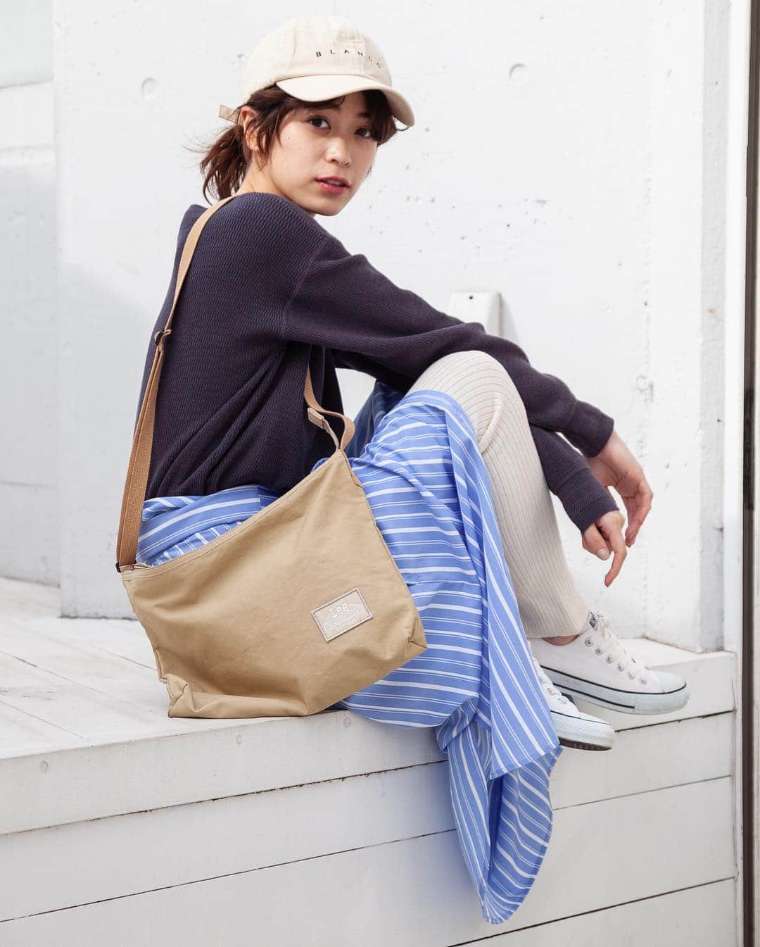 SMIRNASLI_officialのインスタグラム：「Lee×SMIRNASLI Rough Sacoche . 大人気のLeeコラボから 少し大きめのサコッシュが 入荷予定です❤︎ . color Gray/Yellow/Navy . #bag #sacoche #lee #SMIRNASLI #コラボ」