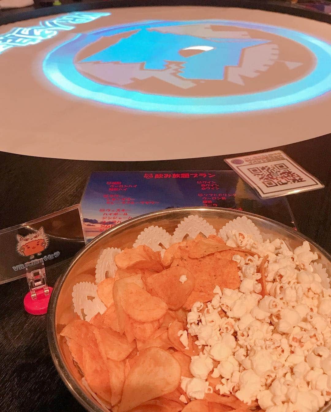 道岡桃子さんのインスタグラム写真 - (道岡桃子Instagram)「人狼ゲームを知っていますか？ . 先日、事務所の先輩 有村昆さんプロデュースのVR人狼に行ってきました！ . 今回は元NHKアナウンサーさんも参戦！美声飛び交う人狼でした。お仕事の話も聞けて嬉しかったな〜。 . 緊張でひたすらポップコーンを食べる（写真6） 興奮しすぎて背中ボタン外れる！笑（写真7） . お隣はフリーアナウンサーの花崎阿弓ちゃん。今夜9時からAbemaTV「おぎやはぎのブステレビ 」に出演するそうです。面白い番組ですよね♪ . とても楽しいのでVR人狼おすすめです！私もまだルールわかりませんが…（笑）興味ある方はご一緒しましょう♪ハニートーストもおいしいよ。 . ‪#有村昆 さん監修 #VR人狼  3店舗営業中！‬ ‪www.vrjinro.com‬ . #人狼 #人狼ゲーム #vr人狼パセラ #花崎阿弓 #パセラ #道岡桃子 #フリーアナウンサー #アナウンサー衣装 #アナウンサー #nhkアナウンサー #ハニートースト #ハニトー #アリコン #カラオケ #秋葉原 #秋葉原カフェ #ブステレビ #ディアプリンセス #ディアプリ #abematv #ameba #akihabara #vr #jinro #game #dearprincess」3月4日 19時45分 - momoko_ana