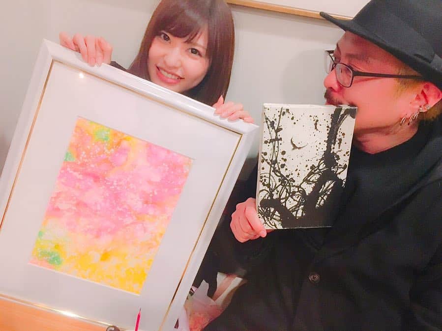 みはとのインスタグラム：「もう誕生日は3週間も前だけど 友人達にお誕生日会してもらいました。 大好きなグラタンとケーキと 私が欲しいって言ってた、友人の柏原晋平さんの絵のプレゼント。 ・ しかも普段、多くは水墨画のとてもカッコイイ作品（右）を描く画家の彼が、それはみはとっぽくないからともう1枚、、 ・ 私のために私をイメージして書いてくれた世界で1枚の絵。 嬉しすぎます😭💓 ・ ・ そんで爆笑した皆の待ち受け画面 13年前の私をチョイスした晋平氏よ ・ @kashiharashinpei ・ #誕生日会 #サプライズ #素敵な絵 #ありがとう」
