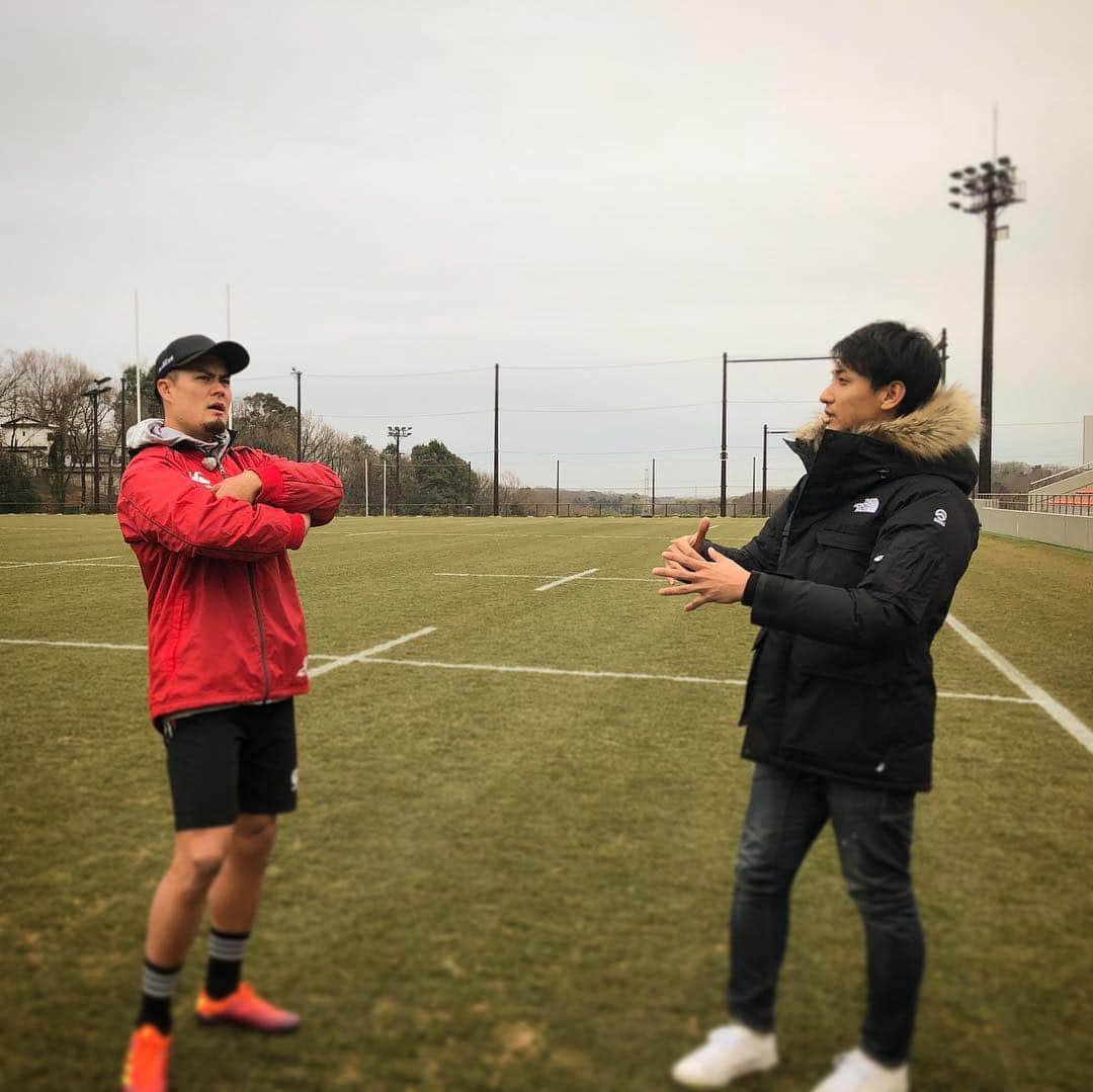 山本紘之さんのインスタグラム写真 - (山本紘之Instagram)「・ ラグビーW杯まであと200日 ・ ・ news zeroでは日本代表司令塔、田村優選手を櫻井翔さんがインタビュー！ 田村選手のキック&パスの凄さを解き明かします。 ぜひご覧ください！ ・ ・ 私はその様子をけんがk…しっかり取材しました！！ ・ ・ #ラグビーw杯2019日本大会 #あと200日 #ラグビー #日本代表 #田村優 #司令塔 #天才 #実は明治大学の同級生 #体育会ラグビー部とサッカー部 #同じ授業取ってた #八幡山 #隣のグランドで練習してた  #ラグビー部の寮はガラス張りで綺麗だった #サッカー部の寮はプレハブ小屋みたいだった #明治大学体育会 #最高 #脱線したけど #櫻井翔 #インタビュー #今夜 #newszero」3月4日 20時29分 - yamamoto_hiroyuki.ntv