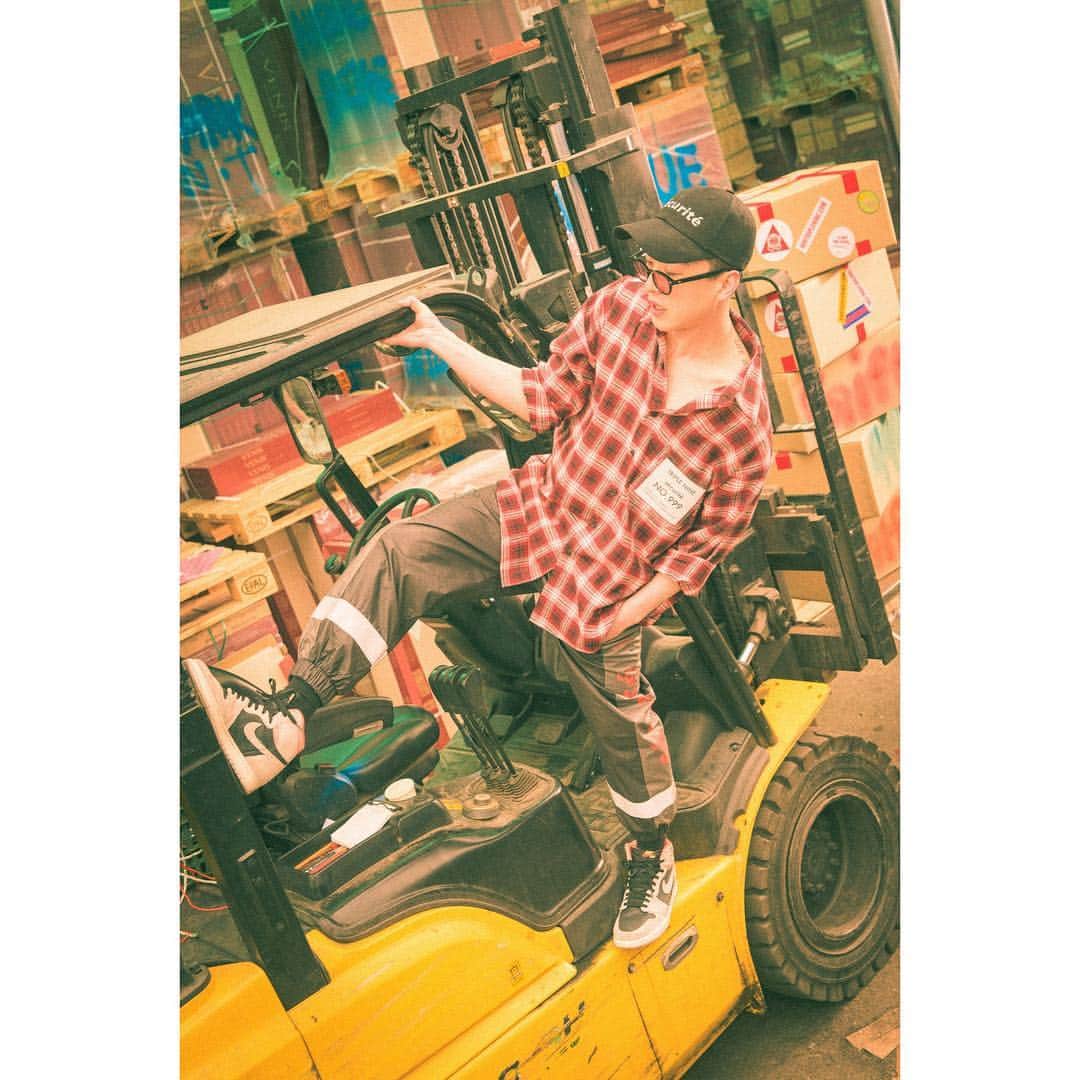 Triplenineのインスタグラム：「트리플나인(Triplenine)의 2019 SS 컬렉션은 'sécurité' 라는 주제의 컨셉으로 3M 리플렉티브 스카치 원단과 PVC소재를 믹스해 독특한 포인트를 주고자했다. sécurité의 안전, 보안 이라는 의미를 트리플나인만의 자유로운 해석으로  터프한 근무 환경 에서도 소중히 지켜야 할 것은 물건이 아닌 긍정과 자유를 통해 멘탈(Mental)의 안전을 표현했다. Triplenine’s 2019 SS collection, the theme of securite, meant to show a exclusive point with 3M’s reflective scotch fabric going along with PVC material. Our interpretation of the word securite is to show that not only protecting one’s physical beings but protecting and securing your soul is the best secureness a person could get www.999triplenine.com #999triplenine #triplenine #999 #트리플나인」