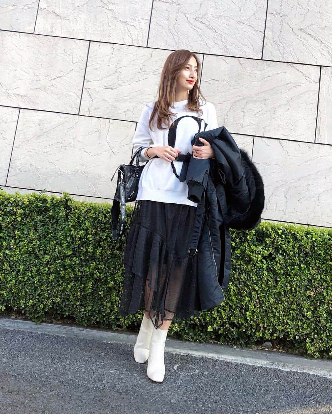 のインスタグラム：「． 先日のコーデ❤︎ @fray_id の白ニット ダボっとしていて可愛いの😍 後ろにもロゴが入ってるよ！！ @snidel_official のスカートは アシンメトリーになっていて メッシュなところが可愛い❤︎ ． 今年の春夏はメンズっぽいダボっとした シャツやニット パーカー の淡いカラーが多く出てる気がする❤︎ ． 2019SSの展示会では ホワイトの服を色々と 注文してるよ🙄🌸 ． court▷#gracecontinental #グレースコンチネンタル tops▷#frayid #フレイアイディー skirt▷#snidel #スナイデル belt▷#diesel #ディーゼル boots▷#zara #ザラ bag▷#balenciaga #バレンシアガ ． #メンズファッション #メンズライクコーデ #メンズライク #ホワイトニット #アシンメトリー #アシンメトリースカート #スポーツミックス #2019ss #白黒コーデ #ザラジョ #ザラコーデ」
