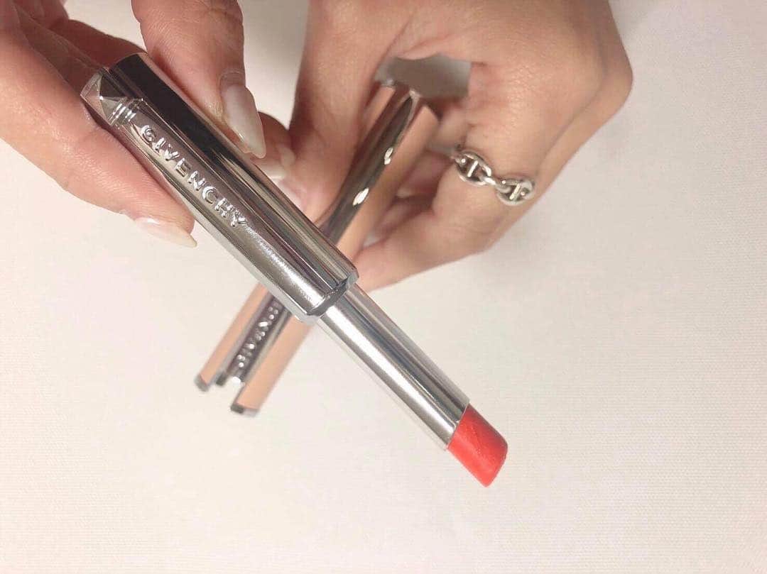 近藤千尋のインスタグラム：「昨日の収録makeは 新作のリップを使ってもらいました🥰💄 赤オレンジで🍊発色がいいし 潤って唇ケアにもなるんです🥺❤️ #ジバンシイビューティー #ローズパーフェクト #リップ」