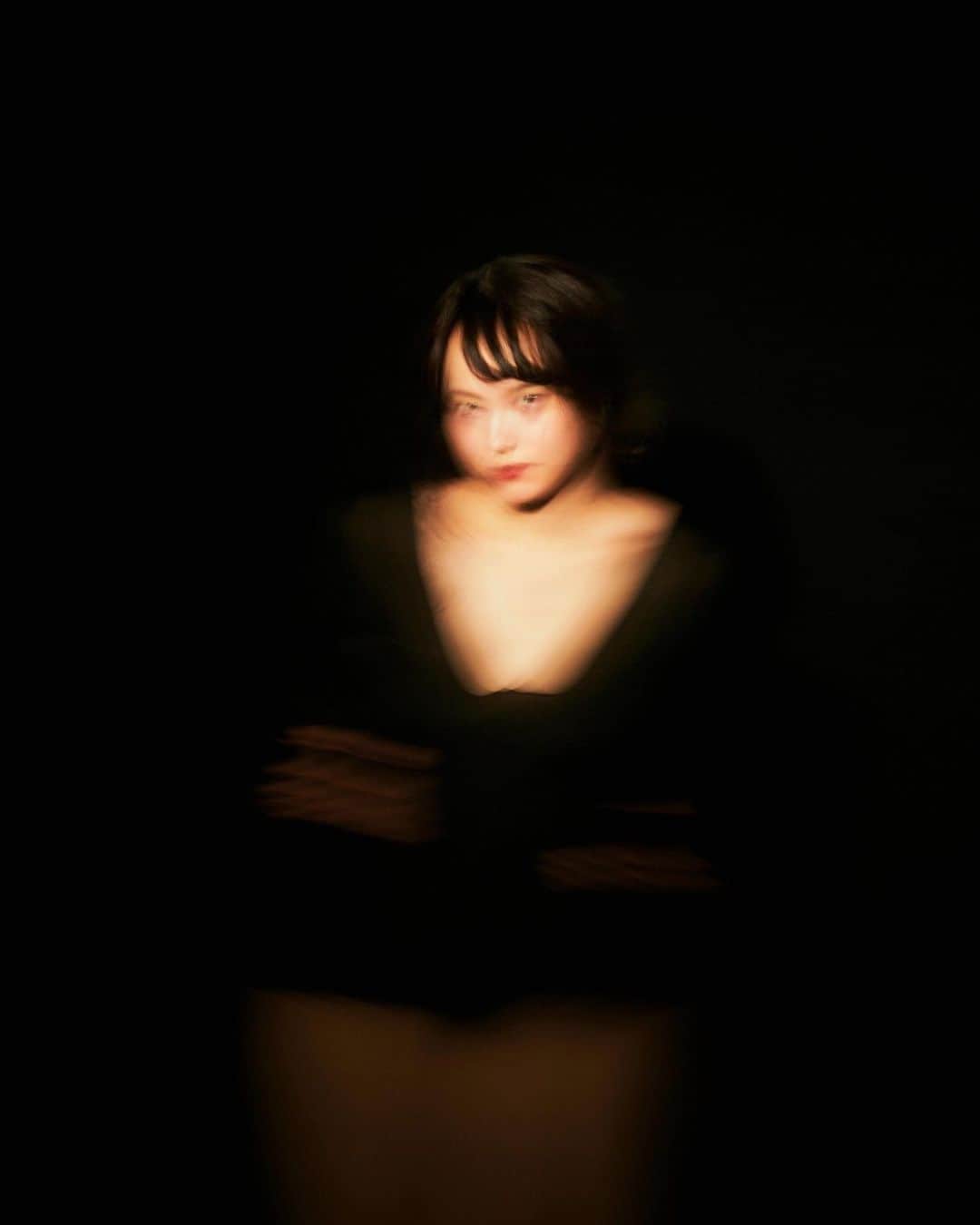 夏目志乃さんのインスタグラム写真 - (夏目志乃Instagram)「bure ぶれ ， ， ， #一枚目の乳はいずこへ #もはやホラー #睨みつけてる場合じゃない #😂」3月4日 21時08分 - shinonatsume