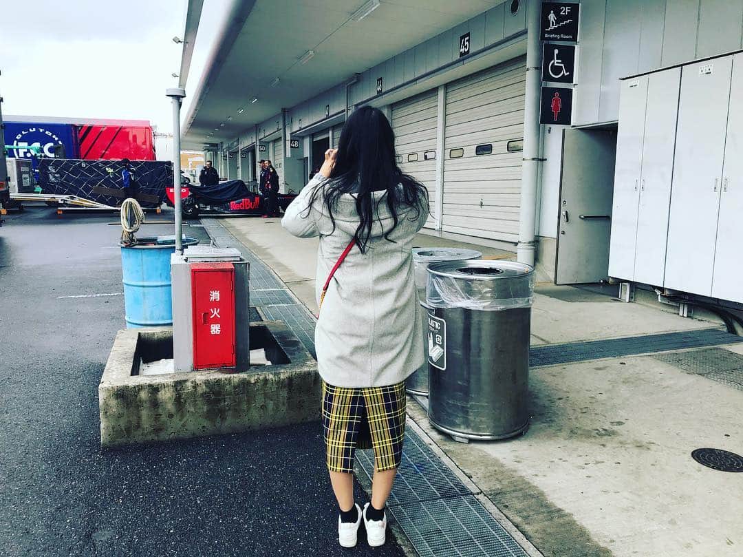 近藤みきのインスタグラム：「安定のテスト観戦🎡 やっぱりテストが好き！テスト観るとシーズンの楽しさ倍増だよ。そして安定の雨ね☔  #superformula#sformula#スーパーフォーミュラ#レース#motorsports#モータースポーツ#鈴鹿サーキット#鈴鹿#sf19」