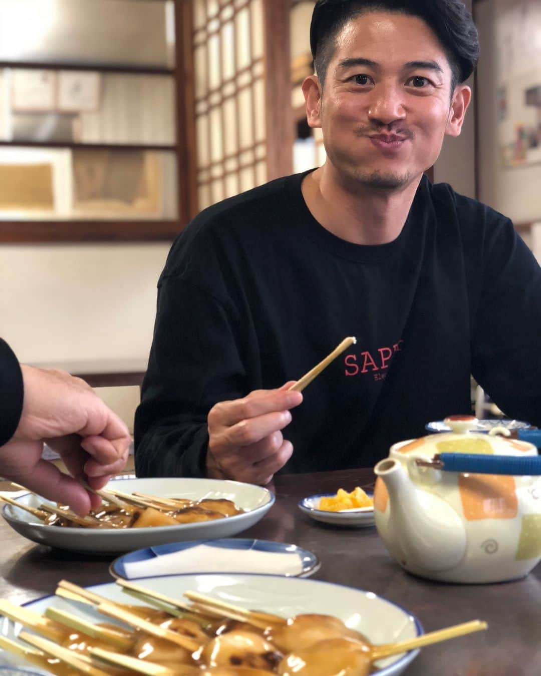 野久保直樹さんのインスタグラム写真 - (野久保直樹Instagram)「・ 団子食べたい…🍡 この団子美味かったなぁ〜😭 ・ #団子 #みたらし団子  #こしあん #五平餅 #和菓子 ＃いちご大福 #はらへった」3月4日 21時08分 - naoki_nokubo