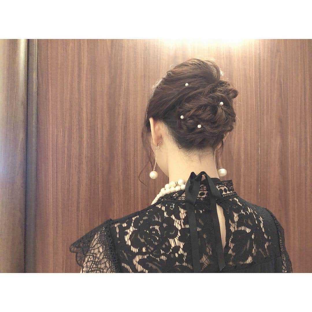 大段舞依さんのインスタグラム写真 - (大段舞依Instagram)「* . 結婚式の服と髪型💒 本当に幸せな1日👰🏻🤵🏻💍 . 舞依は、皆さんと出会えた事。 皆さんの側で皆さんと一緒に 笑顔で活動出来ている事が本当に 幸せです💓 . これからも末永くお願いします♪ . #2019倍 #結婚式ヘアアレンジ  #結婚式コーデ #happywedding」3月4日 21時15分 - maichi_1004