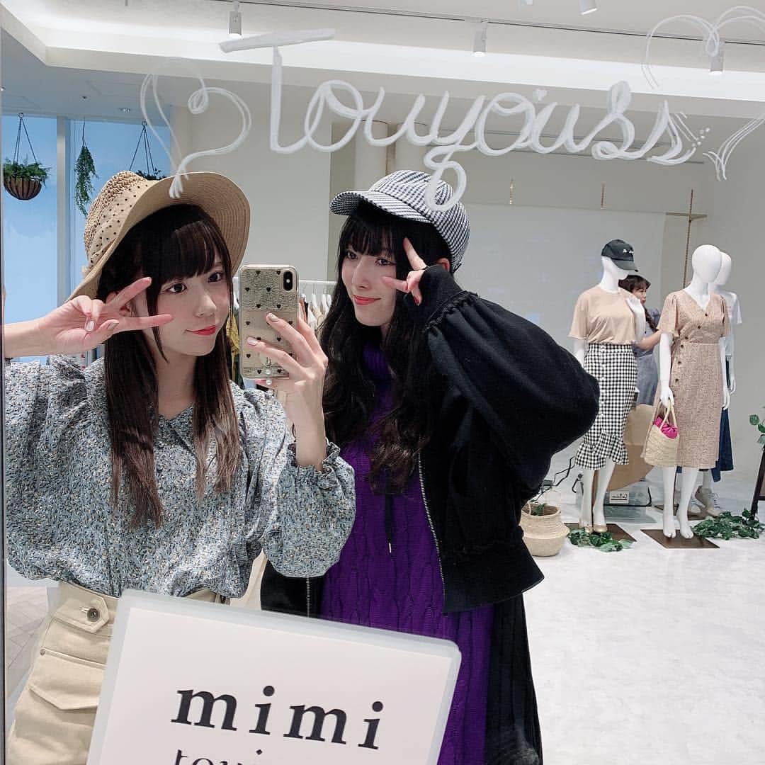 のインスタグラム：「@joint_space のブランド @mimitoujours の展示会🍓 ・ みあと遊びに行ってきた☺︎ とっても可愛かった〜〜 ふたりとも帽子試着させてもらったよ #mimitoujours  #mimitoujours_style  #PR #展示会 #mimi展示会」