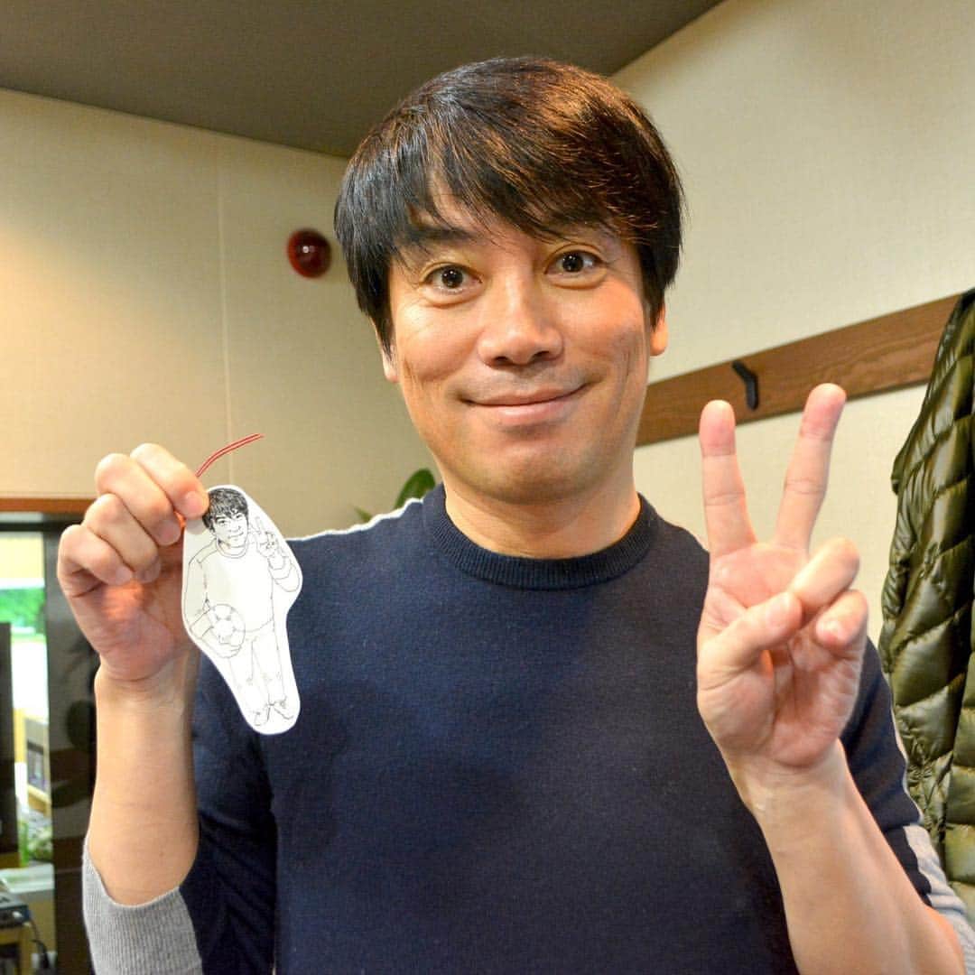 中西哲生のインスタグラム：「. . たくさんのメッセージを頂き 本当に有り難うございます。  3月末でクロノスは終了します。僕も2009年4月1日からピッタリ10年間、この番組に関わらせて頂きました。10年間やらせて頂いたことに感謝していますし、プロサッカー選手の選手生活9年間を超える10年間を、ラジオパーソナリティーとして過ごさせて頂いたことにも感謝しています。  そして何より、ラジオを聴いてくださった全国のリスナーの方々には、心より感謝申し上げます。毎日、聴いてくださる方々がいらっしゃったからこそ、ずっと頑張ることが出来ました。と同時に、今まで一緒に仕事をして頂いた歴代のクロノススタッフ、出演者にも感謝しかありません。  早朝から出演してくださったコメンテーターの方々、アーティストの方々にも心から感謝申し上げます。本当は皆さんの前で御礼を申し上げるべきところですが、こういった形になってしまい申し訳ありません。今の僕に出来ることは、残されたオンエアを全力で取り組む事だけです。  残された時間も、スタッフ、出演者、ゲストの方々の力をお借りしての放送とはなりますが、どうか宜しくお願いします。また来週の月曜日は3.11から8年を迎えます。震災直後の毎日のオンエア、あの時の記憶は今も全く消えません。番組は終わりますが、現地の方の声は聞き続けたい。  最後に、明日もオンエアがあります。また明日も朝早く起きられて、お時間があれば、良かったらクロノスを聴いて頂ければと思います。残されたオンエア、速水健朗さん、綿谷エリナさん、そしてスタッフと共に全力を尽くします。どうか明日も、宜しくお願いします。  #2019年3月4日 #chronos」