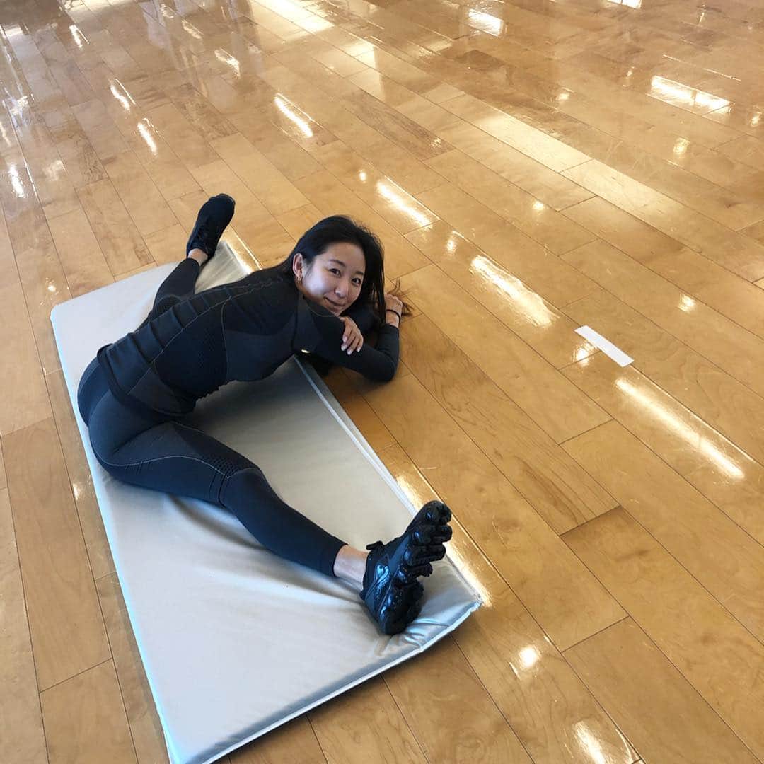 澤山璃奈さんのインスタグラム写真 - (澤山璃奈Instagram)「#workout #gym #stretch 🔥 二月に身体作り始めるはずが後半体調崩して全く出来ず…😭 やっと今月から始めます❗️💪 最近すごい着心地良いトレーニングウェアと出逢えて嬉しい❤️ @accapi_italia @accapi_jp  #fitnessgirl #fitnessmotivation #accapi #vapormax #fitnessfashion #sneaker  #healthybeauty」3月4日 22時51分 - rinasawayama