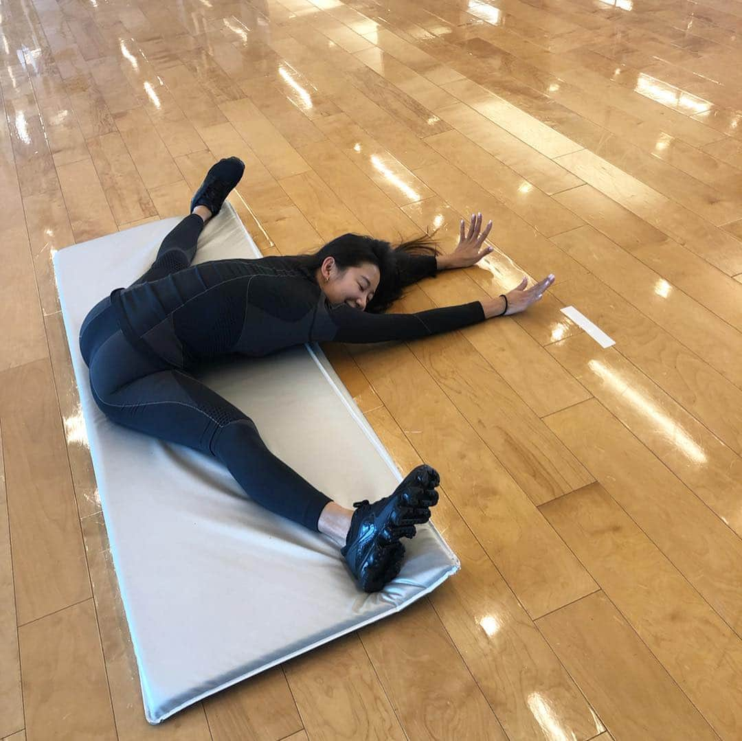 澤山璃奈さんのインスタグラム写真 - (澤山璃奈Instagram)「#workout #gym #stretch 🔥 二月に身体作り始めるはずが後半体調崩して全く出来ず…😭 やっと今月から始めます❗️💪 最近すごい着心地良いトレーニングウェアと出逢えて嬉しい❤️ @accapi_italia @accapi_jp  #fitnessgirl #fitnessmotivation #accapi #vapormax #fitnessfashion #sneaker  #healthybeauty」3月4日 22時51分 - rinasawayama