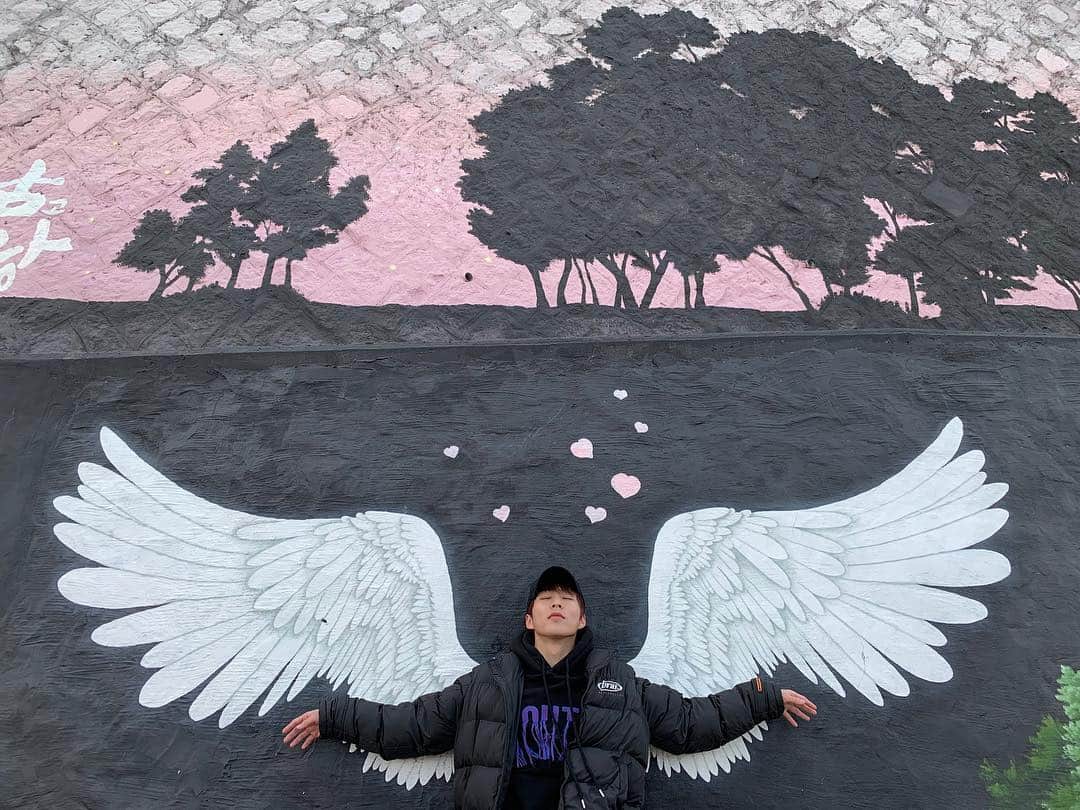 のインスタグラム：「오랜만에 날개를 펼쳐보았다. 하하;;😅」