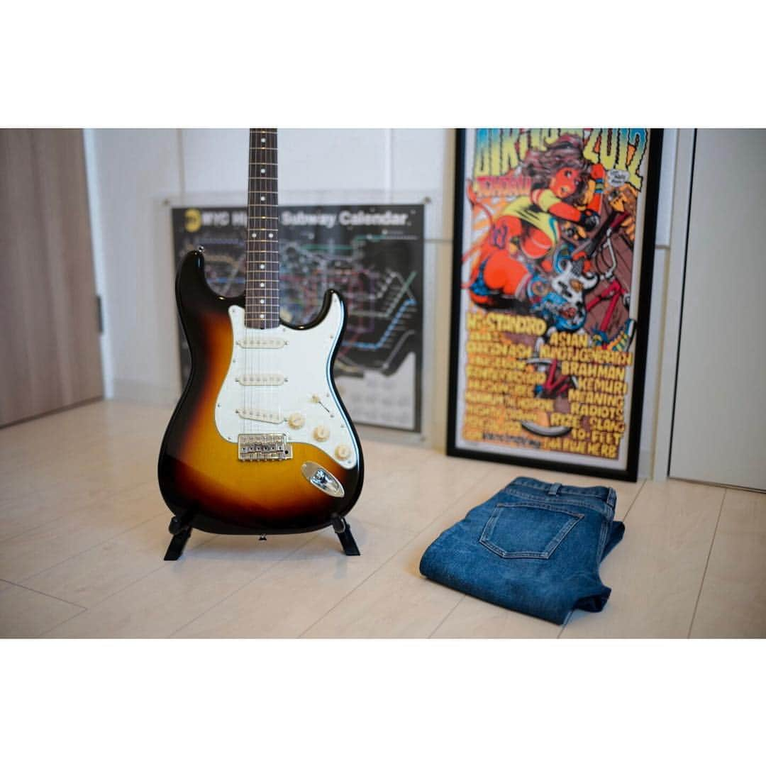 UZさんのインスタグラム写真 - (UZInstagram)「最近買ったストラトとデニム🎸👖😆 #fenderjapan #stratocaster #bluedenim #airjam2012 #ストラト #フェンダージャパン」3月5日 10時19分 - uzspyair