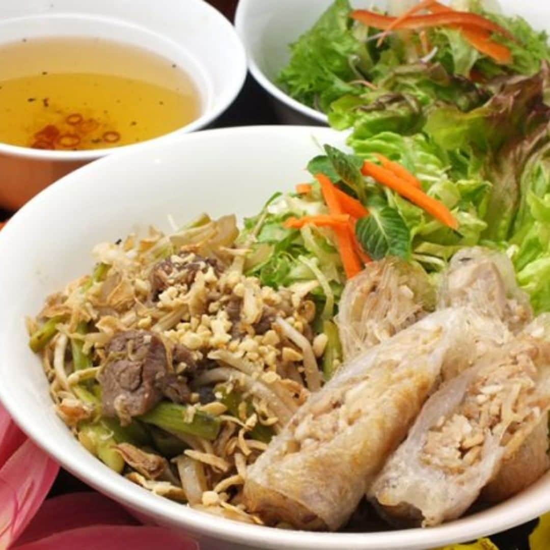 のインスタグラム：「こんにちは、東京・汐留のベトナム料理専門店「ベトナムフロッグ」です！ ブログ更新しました！ 「ベトナム定番の「ブン」、パクチーとご一緒にどうぞ！」 是非ご来店をお待ちしております。  アジアンテイストを楽しみにきてくださいね♪ ▼詳しくはこちら▼ http://vietnam-frog.co/blog/ ☎電話番号：05073002964  #ベトナム料理 #アジアン #パクチー #タイカレー #女子会 #誕生日 #新橋 #汐留」