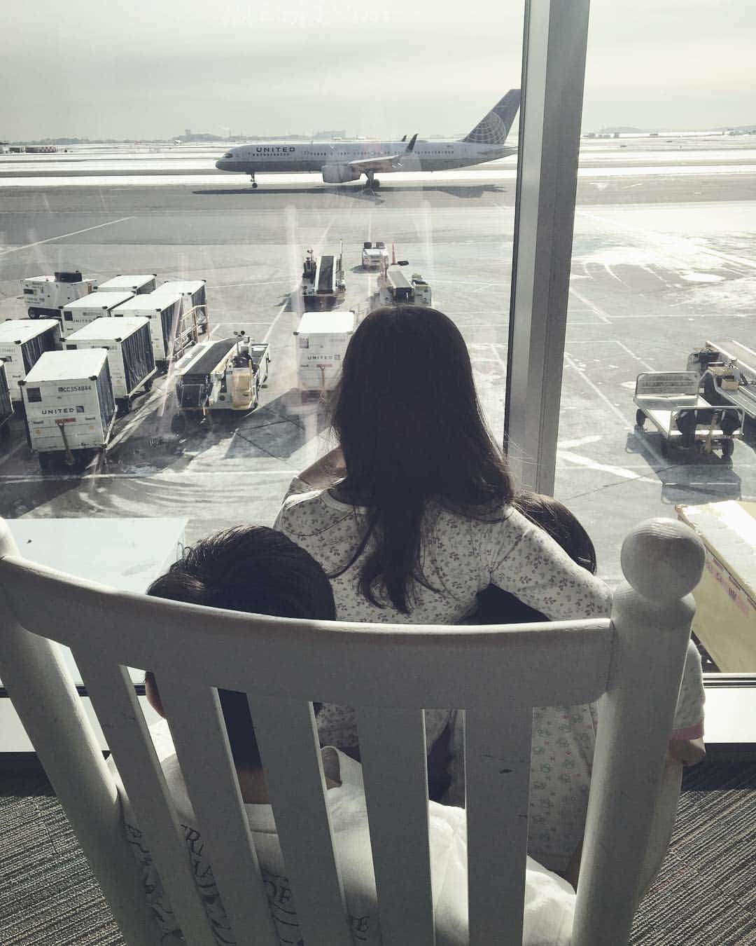 バイリンガル3兄妹のインスタグラム：「みなさま、おはようございます☀ 日本についております。 ほんの少し時差ぼけで昨日は午前2時、 今日は午前4時に目が覚めた私です。 ・ 3/1の朝4時にホテルを出発して 1時間半時間かけて車でボストン空港へ行き 3時間待機して国内線に乗り 1時間半後にワシントンDCにつき そこで1泊し 3/2朝6時半にホテルを出発し 4時間待機して国際線に乗り 13時間かけて日本に着き 2時間車に乗って 3/3の夜8時ごろ(ボストンは3/3朝6時)にホテルに着きました♡ ・ 長い長い旅だったし 子供達も朝早く起きたり 寝たとおもったら移動で起こされたり 色々あったけど ・ こっちについたのが夜で疲れてそのままぐっすり眠れたこともあり、スッキリと朝に目が覚めたおかげであまり時差ぼけもしてないようです。 ・ 昼間のフライトだったから、13時間も席に座ってなきゃいけない事に耐えられるか不安だったけど(特におはな) ・ なんとか… なんとか… (体力余ってるし、つまんないしで途中から華がエマにちょっかい出しまくって、喧嘩になりそうになって一度ダディに機内後ろに連れていかれて説教されたくらいで😂) ・ 大きな事件もなく無事に帰ってこれて本当に良かったです😭 ・ 空港についてコンビニに行って ・ 「あぁ日本に帰ってきたな」って泣きそうになりました😂 ・ もうおにぎりとかお弁当とか、菓子パンとか並んでるの見て写真撮りたかったし😂食べたいものありすぎて、こんなにも何買おうって迷える、日本のコンビニ様さすが！すげぇ！って😂 ・ アメリカのコンビニは何か小腹が空いたからとおもって入っても結局何も欲しいもの見つからずに出てくる事多々あったので😂 ・ 本当にこの日ばかりは、私この先1年コンビニのご飯しか食べられなくても生きていけるんじゃないか、とまで思いました。 ・ 本当に本当に日本のコンビニすごい！！！！！！ ・ そして私は大好きな食パンを、 何もつけずにそのまま焼かずに食べて ・ なんて柔らかいの… なんて美味しいの… 芸術かよっ！！！！ ・ とまで思いました😂 ・ しばらくは外食が続くと思うけど、どこ行っても安くて美味しくて栄養バランスとれたもの食べれる日本すごい。 ・ そして、ちゃんと閉まって個室になる日本のトイレを見てまた「日本に帰ってきたなぁ」って😂 ・ アメリカのトイレは扉の上下が豪快にあいてて真ん中に小さい扉がついてるだけだし、扉の左右も外に立ってる人と目があうくらい隙間が空いてるから😂 ・ しばらくは私の「日本！感動！」が続きそうです😂 ・ 早く家系ラーメンと牛タン定食が食べたい。 ・ #日本てすごい #コンビニってすごい #バイリンガル3兄妹」