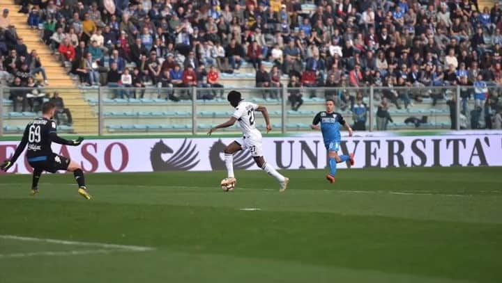 ジェルヴィーニョのインスタグラム：「Press play ▶️ It’s number 9 ——————————————————- Well done @andreacantini.photos & @parmacalcio1913  ______________________________________________  #forzaparma 💛💙 #number 9 ⚽️ #seriea #calcio #football #pic #team225 #goal #nike #likeit 📸」