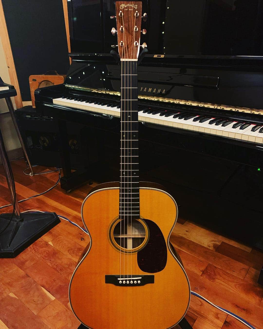 テイラー・モンセンさんのインスタグラム写真 - (テイラー・モンセンInstagram)「#guitaroftheday the Eric Clapton Martin...#inthestudio #tpr4」3月5日 6時51分 - taylormomsen