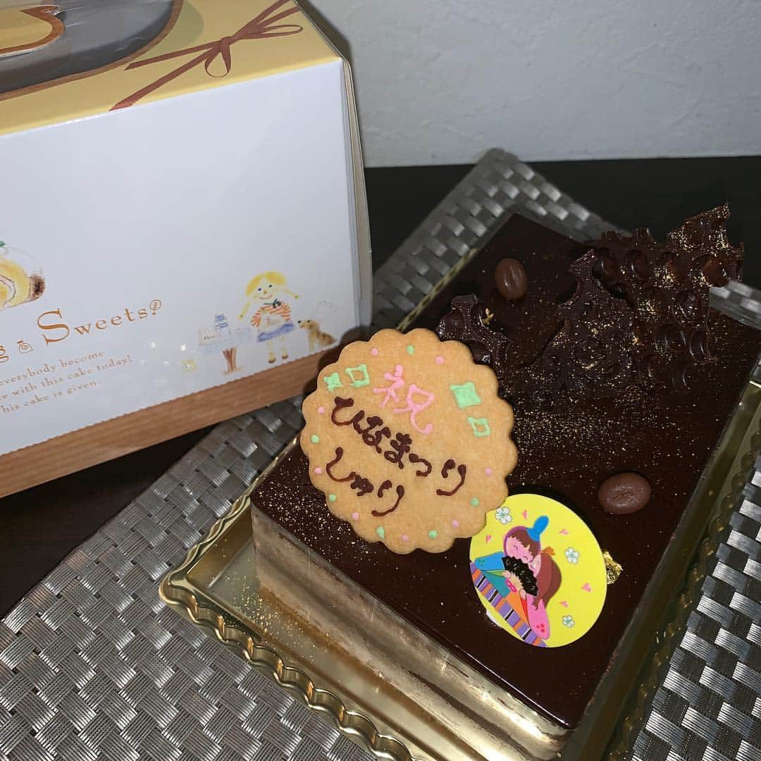 飯田珠璃のインスタグラム：「生チョコケーキ💝 ひなまつりのときに。。です🎎 しゅりが好きなチョコがたくさん︎︎︎︎︎☺︎ 美味しかったです！！ ・ #jsガール #ケーキ #cake #チョコレート #chocolate #美味しい」