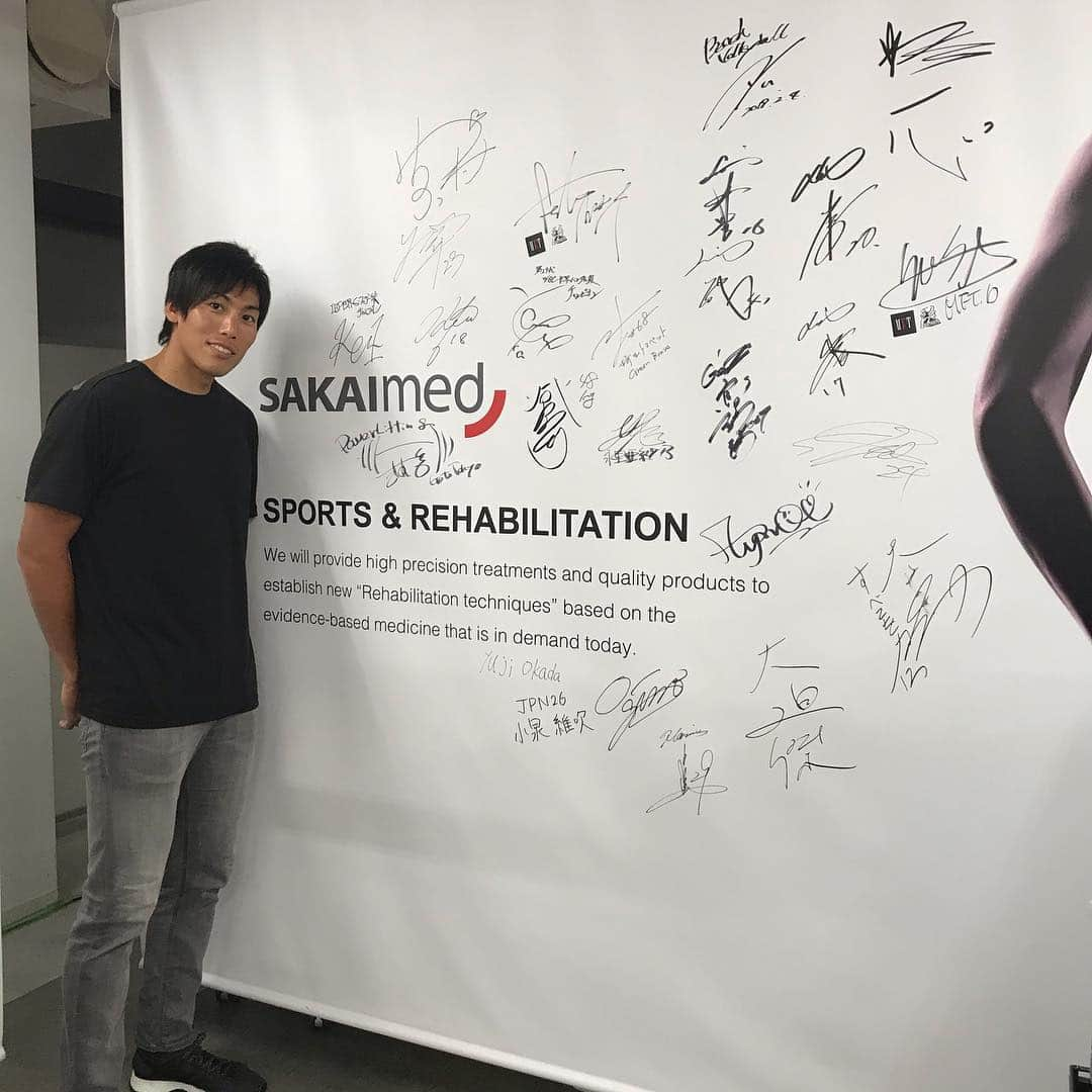 越川優さんのインスタグラム写真 - (越川優Instagram)「先月より、#酒井医療株式会社 様からサポート頂き、ラジオ波治療器「RADIO STIM」を使わせて頂いています‼️ ラジオ波治療器は、イタリアでプレーしていた時にも使っており、すごく効果の高いケア機器と感じていました😊  今回ご縁があり、サポートして頂けることとなり、今一層プレーに集中できる環境となりました😆  興味のある方は、ぜひ越川まで😊  #横浜メディカルグループ 所属  #ymg  #hrdエンジニア株式会社  #加賀電子株式会社  #株式会社朋栄社  #和興通信工業株式会社  #株式会社かとり  #株式会社duke (オフィシャルサングラススポンサー) #エルバランスアイズ  #株式会社ドリームオンライン  #gallery2  #claudiopandiani (オフィシャルウエアサプライヤー)  #volleyballjunky  #ルックスオティカジャパン  #Luxottica Japan  #oakley (ウエアサプライヤー)  @oakleyjapan  #有限会社ベストパフォーマンス  #bestperformance  @best.performance2002  #酒井医療株式会社  #カラダファクトリー  @platform1440  #越川優  #yukoshikawa  #beachvolleyball  #ビーチバレー  #tokyo2020  #fivb  #jva」3月5日 7時40分 - yu_koshikawa