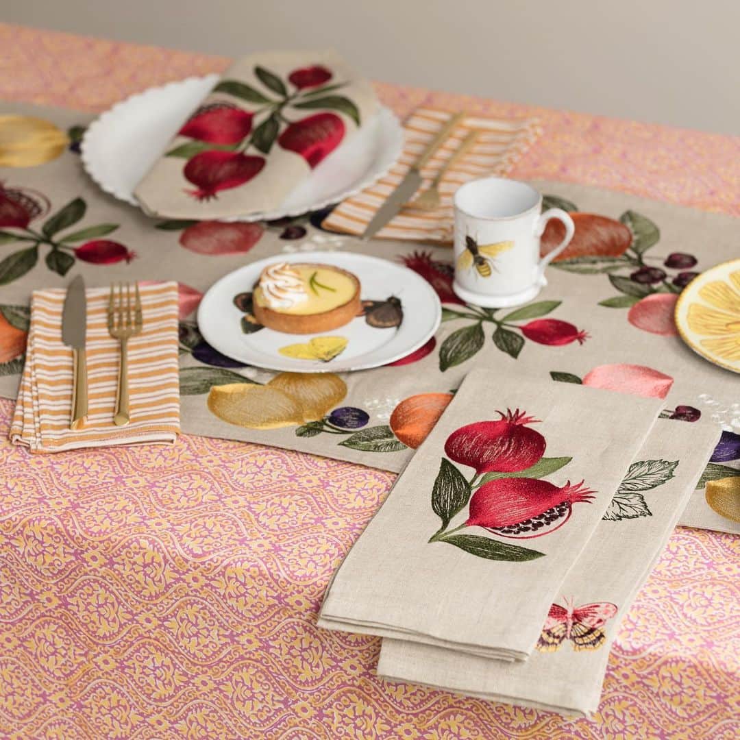のインスタグラム：「It is a joy to set the table with bright fruits! 😍 Our table is set here with Fruits Garland embroidered runner, Pomegranate napkin and tea towel, paired with @heathertaylor goldenrod striped napkins🧡, ceramics by @astierdevillate 🍽including collaboration pieces with @johnderiancompany bee cup and butterfly plate🦋, all on @lisacorti_official fabric table cloth. 🍋 Lemon tart from @colsonpatisserie 📸 Beautifully captured by @willellisphoto. ✨Link to shop the new collection in profile.  #coralandtusktable #tabledecor #tablelinens #brunchgoals #fruits #fruit #embroideredlinens #astierdevillatte #johnderian #lisacorti #heathertaylorhome」