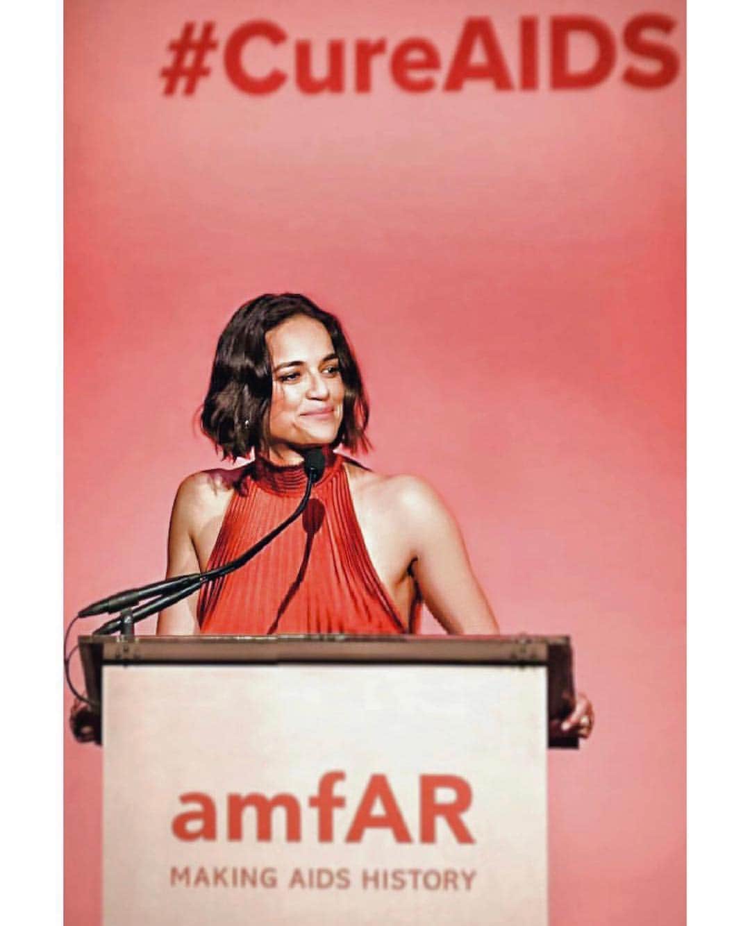 ミシェル・ロドリゲスのインスタグラム：「Last throwback @amfar a few weeks ago !!! Glad to have presented my girl @millajovovich with her award of courage for her long-standing dedication to Amfar’s mission to #CureAIDS #amfAR」