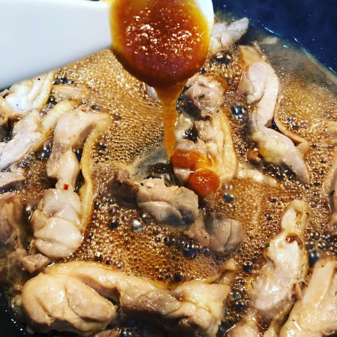 マヌカライフさんのインスタグラム写真 - (マヌカライフInstagram)「●マヌカハニー料理シリーズ● 今回は鶏の照り焼きです(*´∇｀*) 砂糖使わない代わりにマヌカハニー垂らしました。 余熱で溶かそう思っていたのに思い切り煮詰めている時に入れてしまった∑(ﾟДﾟ) ‥でも子供達からはなまる💮いただきました( ˊ̱˂˃ˋ̱ )  #マヌカハニー #料理 #おうちカフェ #おうちごはん #こどものいる暮らし #オーガニック #ナチュラル #ナチュラルキッチン #健康 #健康管理 #スキンケア #スキンケア好きさんと繋がりたい #美意識 #美意識向上 #マヌカライフ #ラシンシア」3月5日 9時37分 - manukas_life