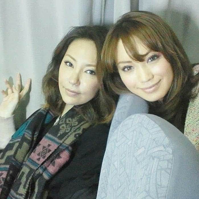 真山景子のインスタグラム：「#懐かしいシリーズ  #40歳を振り返る  #anecan専属モデル  #AneCan #蛯原友里 ちゃん❤️ #お笑い担当でした🙊 #イメージがあるので当時は内緒にしてました🤣🤣 #3枚目は30歳のとき #4枚目はCLASSYかな？？？？ #唯一20代↑ #ブログも後編」
