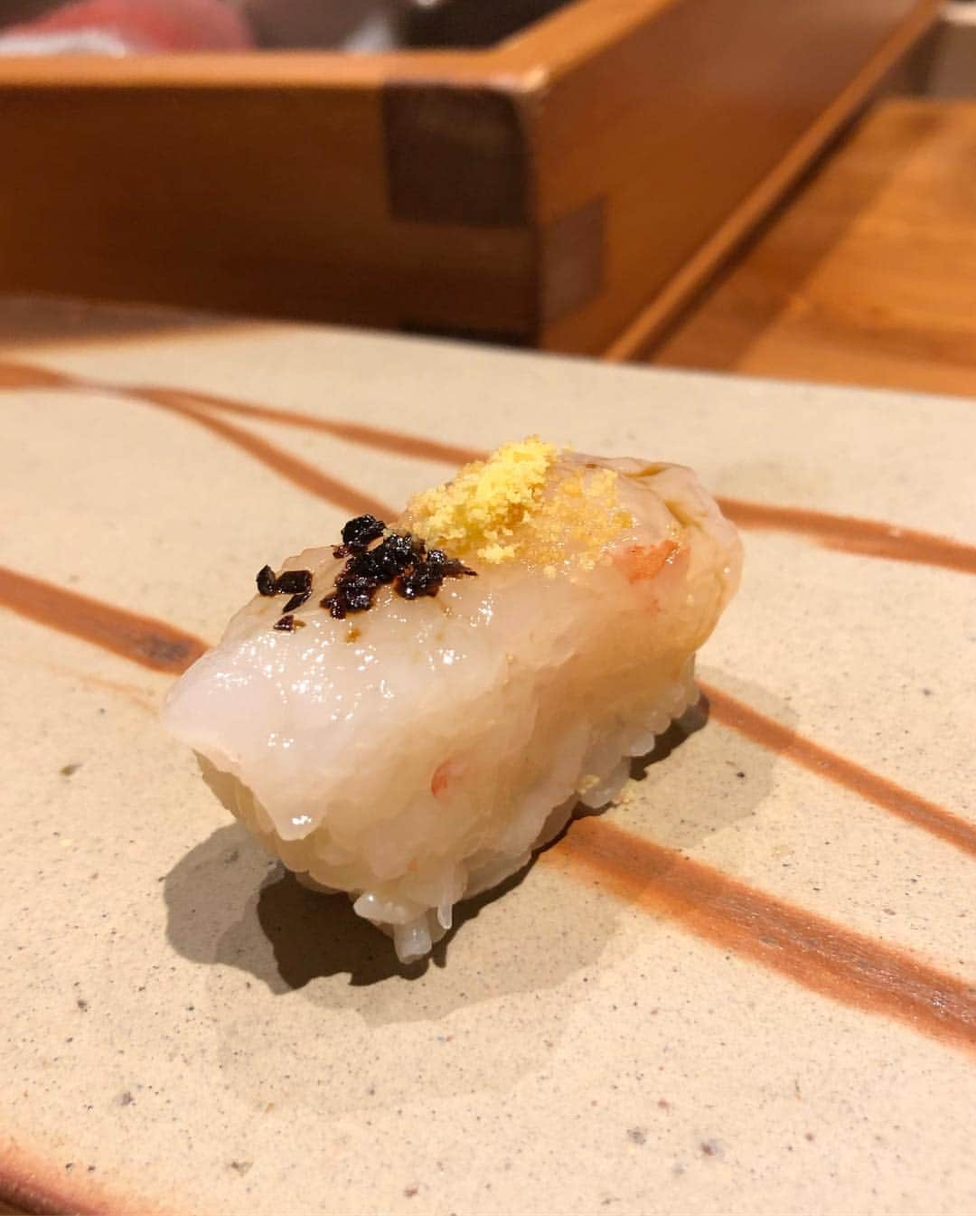 濱野りれさんのインスタグラム写真 - (濱野りれInstagram)「'Sushisho' in Hawaii #Reservation ➡︎ Around a month #Taste ➡︎ A Squid from California, Giant clam from Seattle... There are sushi is not from'Tsukiji' !!(Toyosu) Yumyum🤤 . 久しぶりのすし匠ハワイ店🌴 外国産のネタに心踊ります💃 ハワイでお寿司ってなんて幸せなんだ！ . .  #rirelog#sushisho#hawaiifood#hawaiigourmet#hawaiirestaurants#ritzcarlton#ritzcarltonhotel#hawaiilife#hawaii🌴 #hawaiieats#lovesushi#sushilove#sushilovers#sushi🍣  #すし匠#すし匠ハワイ#ハワイグルメ#ハワイ旅行#お寿司#寿司屋」3月5日 18時55分 - riregram