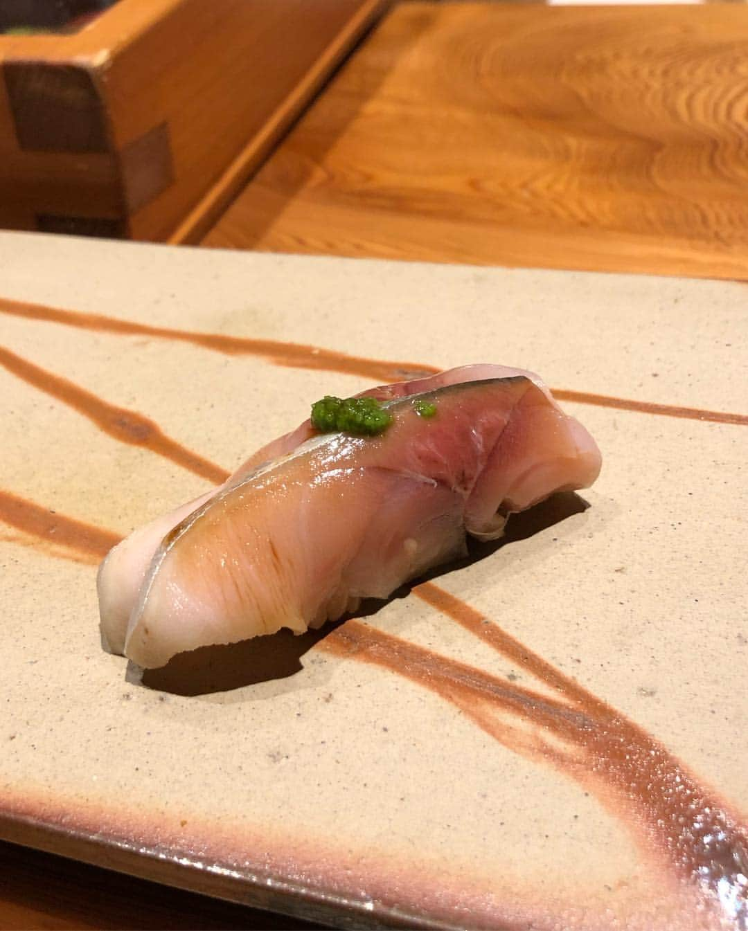 濱野りれさんのインスタグラム写真 - (濱野りれInstagram)「'Sushisho' in Hawaii #Reservation ➡︎ Around a month #Taste ➡︎ A Squid from California, Giant clam from Seattle... There are sushi is not from'Tsukiji' !!(Toyosu) Yumyum🤤 . 久しぶりのすし匠ハワイ店🌴 外国産のネタに心踊ります💃 ハワイでお寿司ってなんて幸せなんだ！ . .  #rirelog#sushisho#hawaiifood#hawaiigourmet#hawaiirestaurants#ritzcarlton#ritzcarltonhotel#hawaiilife#hawaii🌴 #hawaiieats#lovesushi#sushilove#sushilovers#sushi🍣  #すし匠#すし匠ハワイ#ハワイグルメ#ハワイ旅行#お寿司#寿司屋」3月5日 18時55分 - riregram