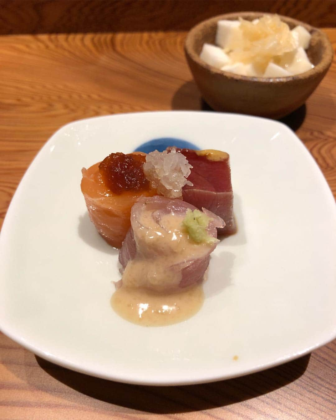 濱野りれさんのインスタグラム写真 - (濱野りれInstagram)「'Sushisho' in Hawaii #Reservation ➡︎ Around a month #Taste ➡︎ A Squid from California, Giant clam from Seattle... There are sushi is not from'Tsukiji' !!(Toyosu) Yumyum🤤 . 久しぶりのすし匠ハワイ店🌴 外国産のネタに心踊ります💃 ハワイでお寿司ってなんて幸せなんだ！ . .  #rirelog#sushisho#hawaiifood#hawaiigourmet#hawaiirestaurants#ritzcarlton#ritzcarltonhotel#hawaiilife#hawaii🌴 #hawaiieats#lovesushi#sushilove#sushilovers#sushi🍣  #すし匠#すし匠ハワイ#ハワイグルメ#ハワイ旅行#お寿司#寿司屋」3月5日 18時55分 - riregram