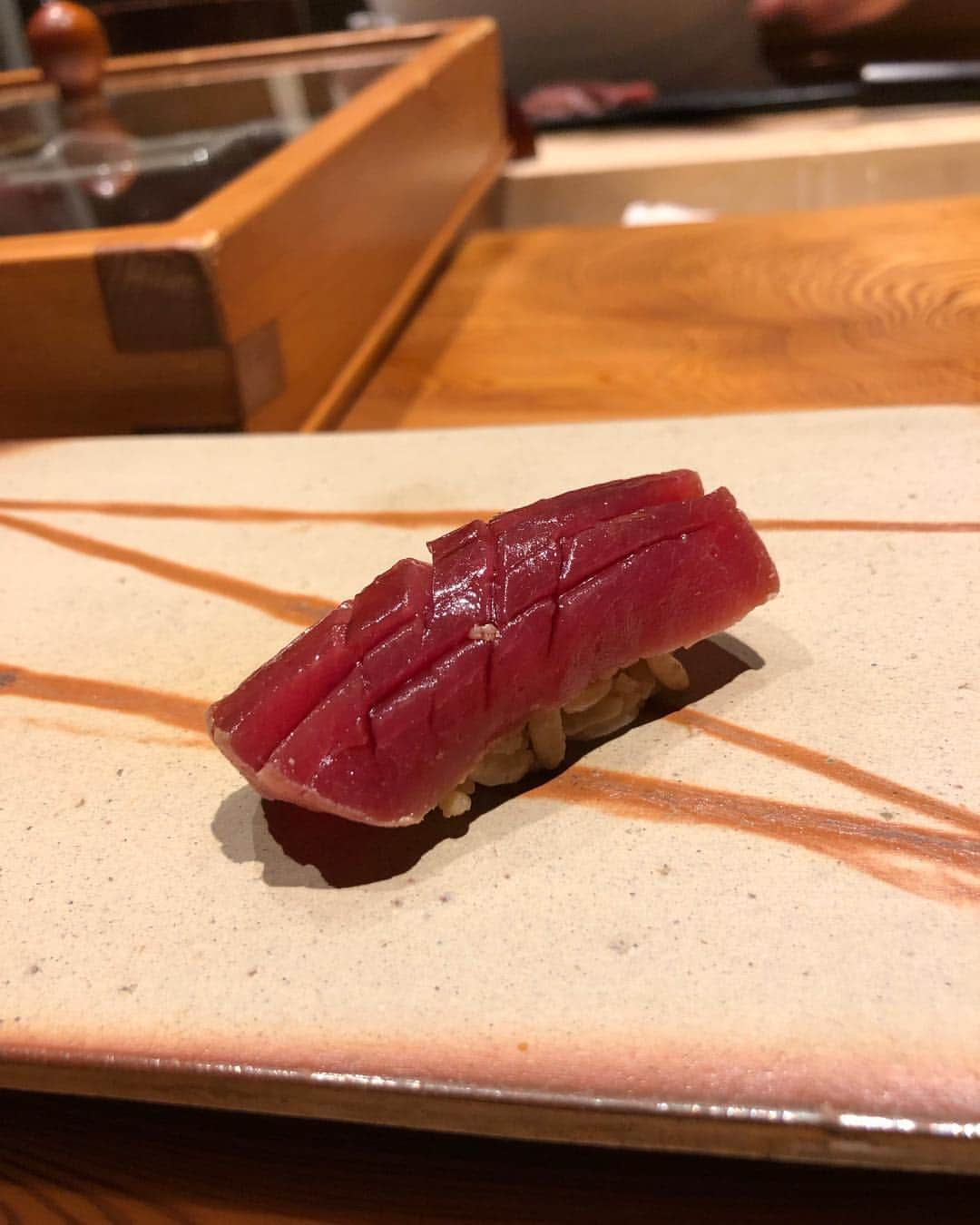 濱野りれさんのインスタグラム写真 - (濱野りれInstagram)「'Sushisho' in Hawaii #Reservation ➡︎ Around a month #Taste ➡︎ A Squid from California, Giant clam from Seattle... There are sushi is not from'Tsukiji' !!(Toyosu) Yumyum🤤 . 久しぶりのすし匠ハワイ店🌴 外国産のネタに心踊ります💃 ハワイでお寿司ってなんて幸せなんだ！ . .  #rirelog#sushisho#hawaiifood#hawaiigourmet#hawaiirestaurants#ritzcarlton#ritzcarltonhotel#hawaiilife#hawaii🌴 #hawaiieats#lovesushi#sushilove#sushilovers#sushi🍣  #すし匠#すし匠ハワイ#ハワイグルメ#ハワイ旅行#お寿司#寿司屋」3月5日 18時55分 - riregram