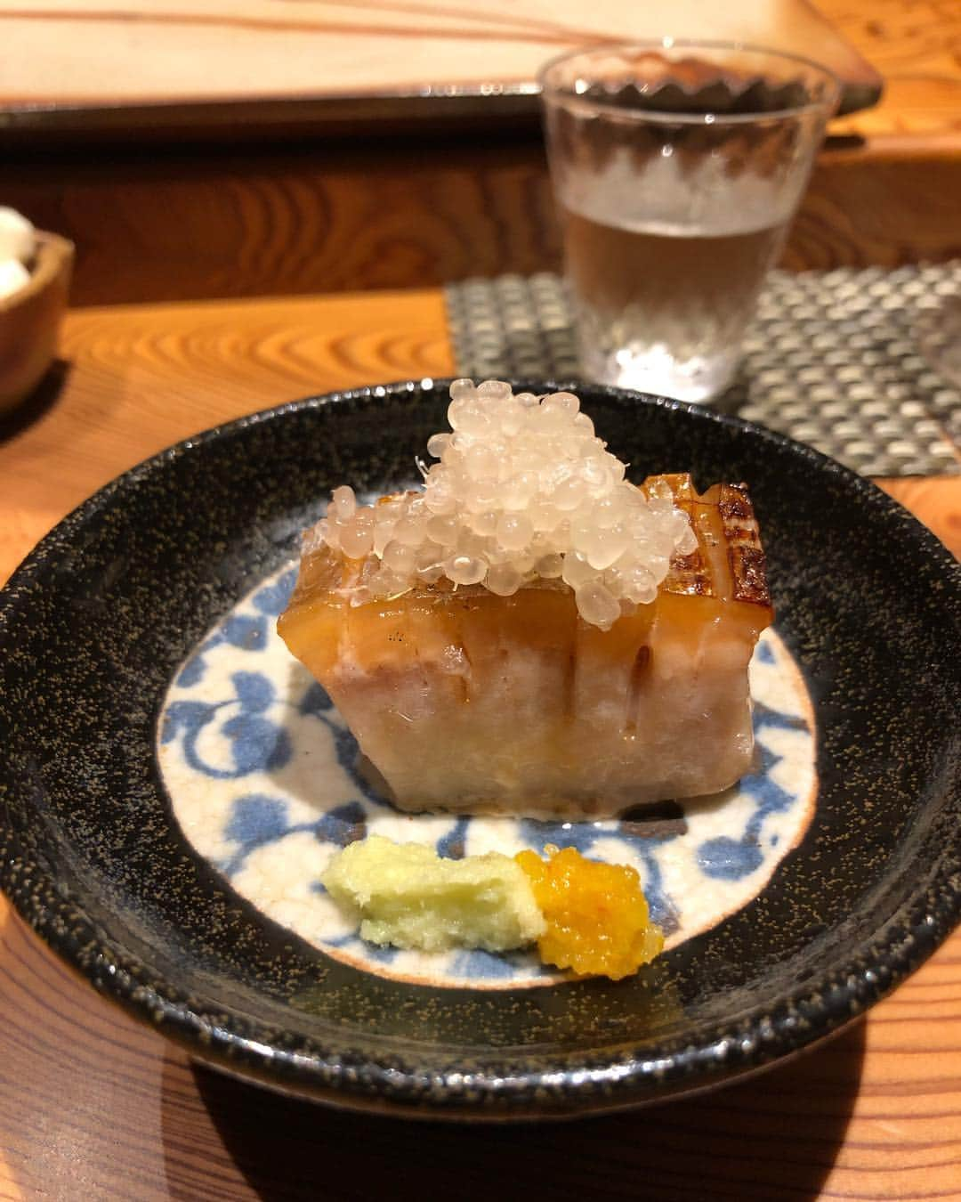 濱野りれさんのインスタグラム写真 - (濱野りれInstagram)「'Sushisho' in Hawaii #Reservation ➡︎ Around a month #Taste ➡︎ A Squid from California, Giant clam from Seattle... There are sushi is not from'Tsukiji' !!(Toyosu) Yumyum🤤 . 久しぶりのすし匠ハワイ店🌴 外国産のネタに心踊ります💃 ハワイでお寿司ってなんて幸せなんだ！ . .  #rirelog#sushisho#hawaiifood#hawaiigourmet#hawaiirestaurants#ritzcarlton#ritzcarltonhotel#hawaiilife#hawaii🌴 #hawaiieats#lovesushi#sushilove#sushilovers#sushi🍣  #すし匠#すし匠ハワイ#ハワイグルメ#ハワイ旅行#お寿司#寿司屋」3月5日 18時55分 - riregram