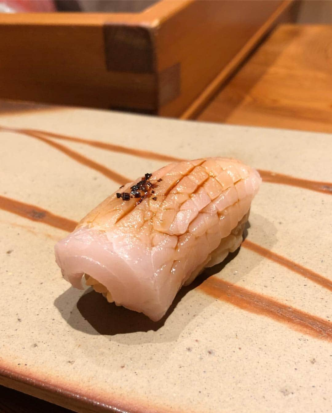 濱野りれさんのインスタグラム写真 - (濱野りれInstagram)「'Sushisho' in Hawaii #Reservation ➡︎ Around a month #Taste ➡︎ A Squid from California, Giant clam from Seattle... There are sushi is not from'Tsukiji' !!(Toyosu) Yumyum🤤 . 久しぶりのすし匠ハワイ店🌴 外国産のネタに心踊ります💃 ハワイでお寿司ってなんて幸せなんだ！ . .  #rirelog#sushisho#hawaiifood#hawaiigourmet#hawaiirestaurants#ritzcarlton#ritzcarltonhotel#hawaiilife#hawaii🌴 #hawaiieats#lovesushi#sushilove#sushilovers#sushi🍣  #すし匠#すし匠ハワイ#ハワイグルメ#ハワイ旅行#お寿司#寿司屋」3月5日 18時55分 - riregram