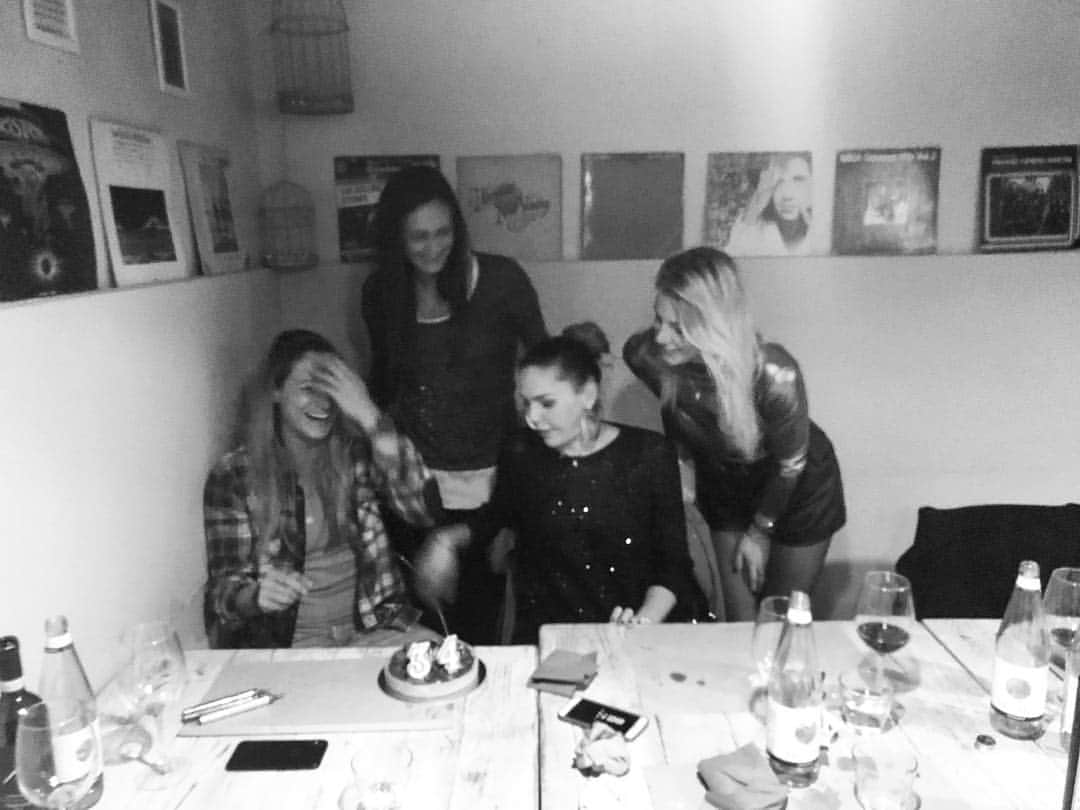 ヴァレンティナ・アリゲッティのインスタグラム：「Happy blurry moments  #esedavverotuvuoivivereunavitaluminosaepiufragrante🎶 #feliceslos4 #amichette #piovonosorrisi」