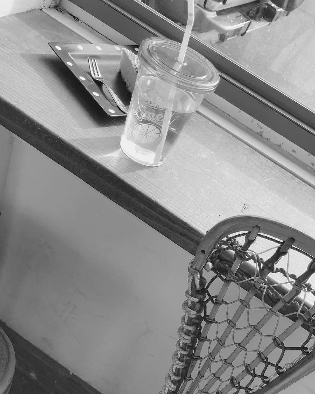 飯田珠璃のインスタグラム：「モノクロ？ 撮影現場で📸 たまにはモノクロも♬︎︎︎︎︎︎☺︎ ・ jsガール4月号 発売中です🌸 #jsガール #モノクロ #撮影 #カフェ #cafe #4月」