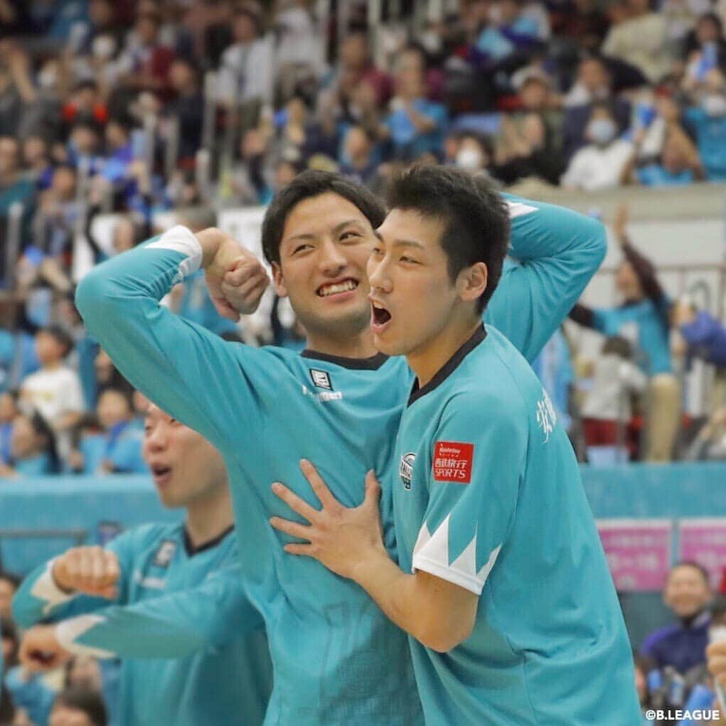 B.LEAGUEさんのインスタグラム写真 - (B.LEAGUEInstagram)「【仲良しショット🤗💕👬】﻿﻿﻿ ﻿﻿﻿ ﻿ ﻿ #京都ハンナリーズ の﻿﻿﻿ 特別指定選手ふたりの仲良しショット🧡💪﻿﻿﻿ ﻿﻿﻿ #玉木祥護 選手と#鶴田美勇士 選手の﻿﻿﻿﻿ ベンチでのワンシーンをパシャり👀📸✨﻿ ﻿ ﻿ ﻿ #特別指定選手 #筑波大学 #東海大学 #バスケ部 #大学バスケ ﻿ #注目選手 #期待の星 #pickup #💪 ﻿」3月5日 19時38分 - b.league_official