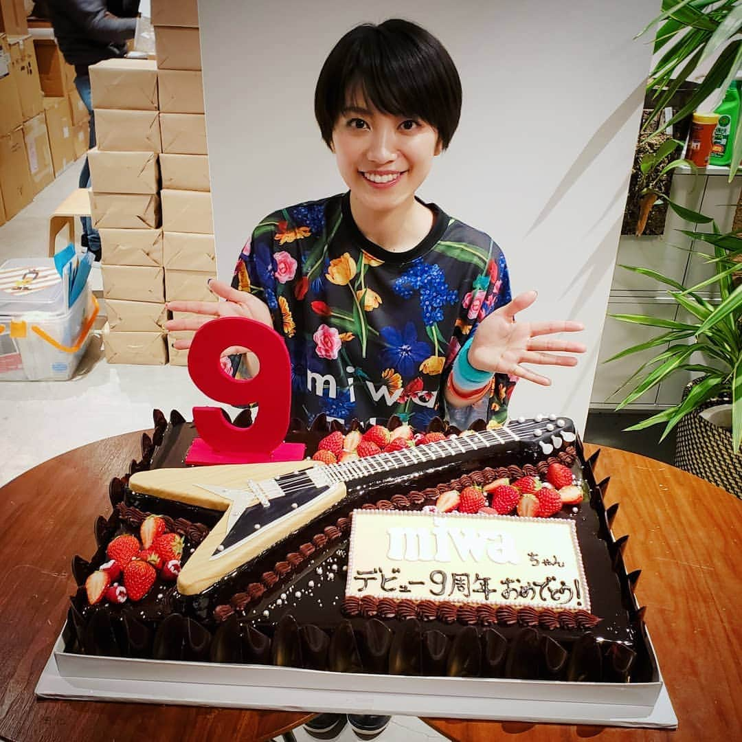 miwaさんのインスタグラム写真 - (miwaInstagram)「9年後もケーキをもってeggmanに駆けつけてくださった😭❤感謝‼️ 2010.03.03 2019.03.03」3月5日 19時39分 - miwa_official_38