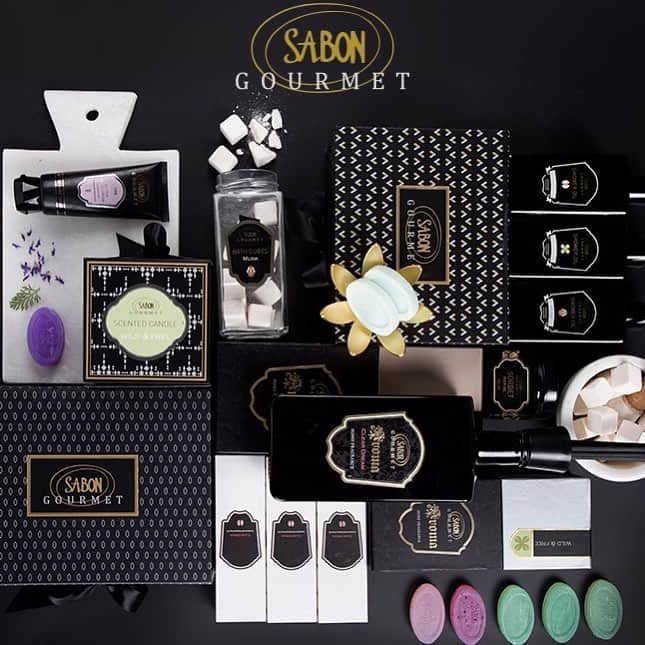 SABON_GOURMETのインスタグラム：「【公式オンラインストア販売スタート】﻿ デリカテッセンのようなデザインで、遊び心と洗練された大人のセンスをくすぐる"SABON GOURMET"。﻿ 五感で楽しめる、ギフトにも最適なボディケアアイテムをお楽しみください。﻿ ﻿ ▼オンラインストア﻿ https://www.sabon.co.jp/onlinestore/sabon_gourmet/  #sabongourmet#onlineshopping#onlinestore#gift」