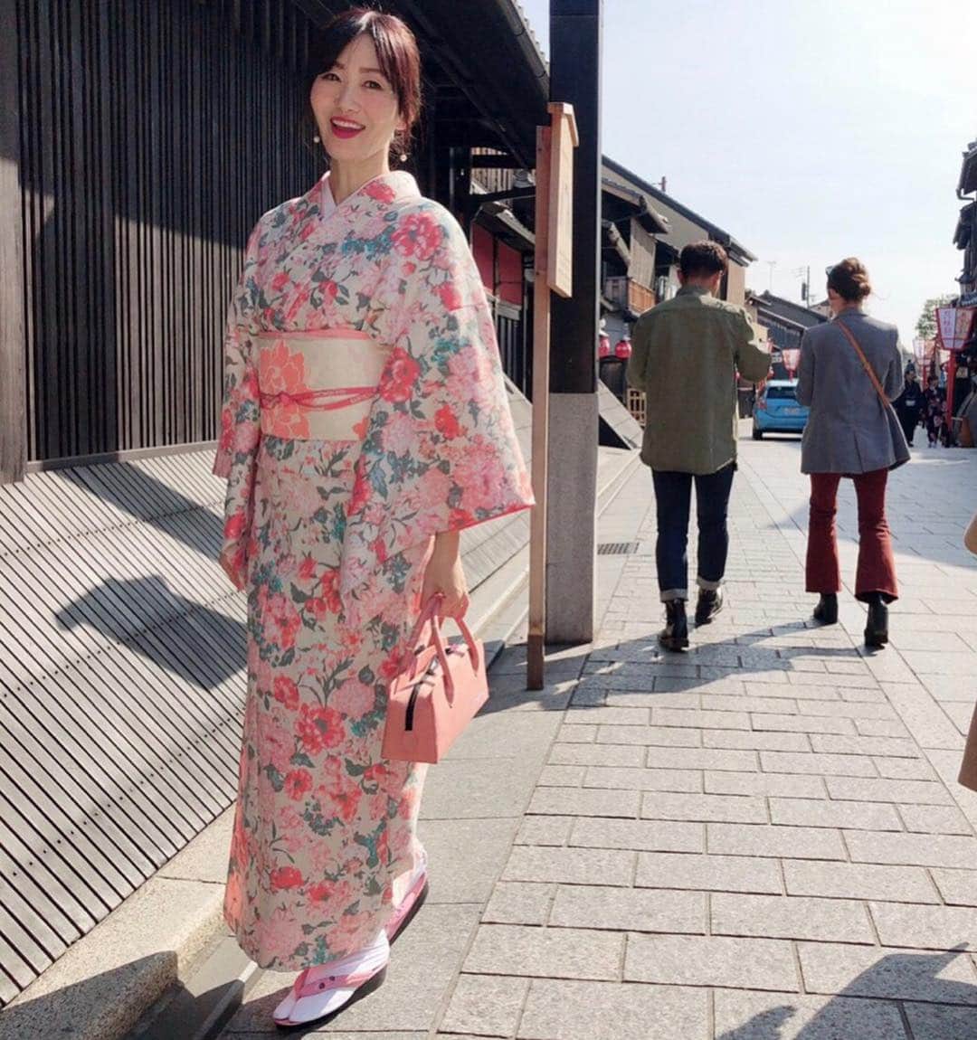 梅本理恵さんのインスタグラム写真 - (梅本理恵Instagram)「京都♡ はんなり〜♡を満喫した1日…☺︎♡ ・ ・ 久しぶりにお着物で、京都を散策♡ 春を感じるあたたかさ☺︎ 梅が満開の京都です♡♡♡ 春はすぐそこですね… ・ ・ ・ #京都#Kyoto#花見小路 #美魔女 #美魔女コンテスト #美魔女ファイナリスト #アラフォー#アラフィフ#はんなり美魔女#梅本理恵#梅満開 #team美魔女9期生 #春の京都 #小春日和 #はんなり #たのしかった #ありがとう#そうだ京都行こう ☺︎」3月5日 19時52分 - rie___12ki