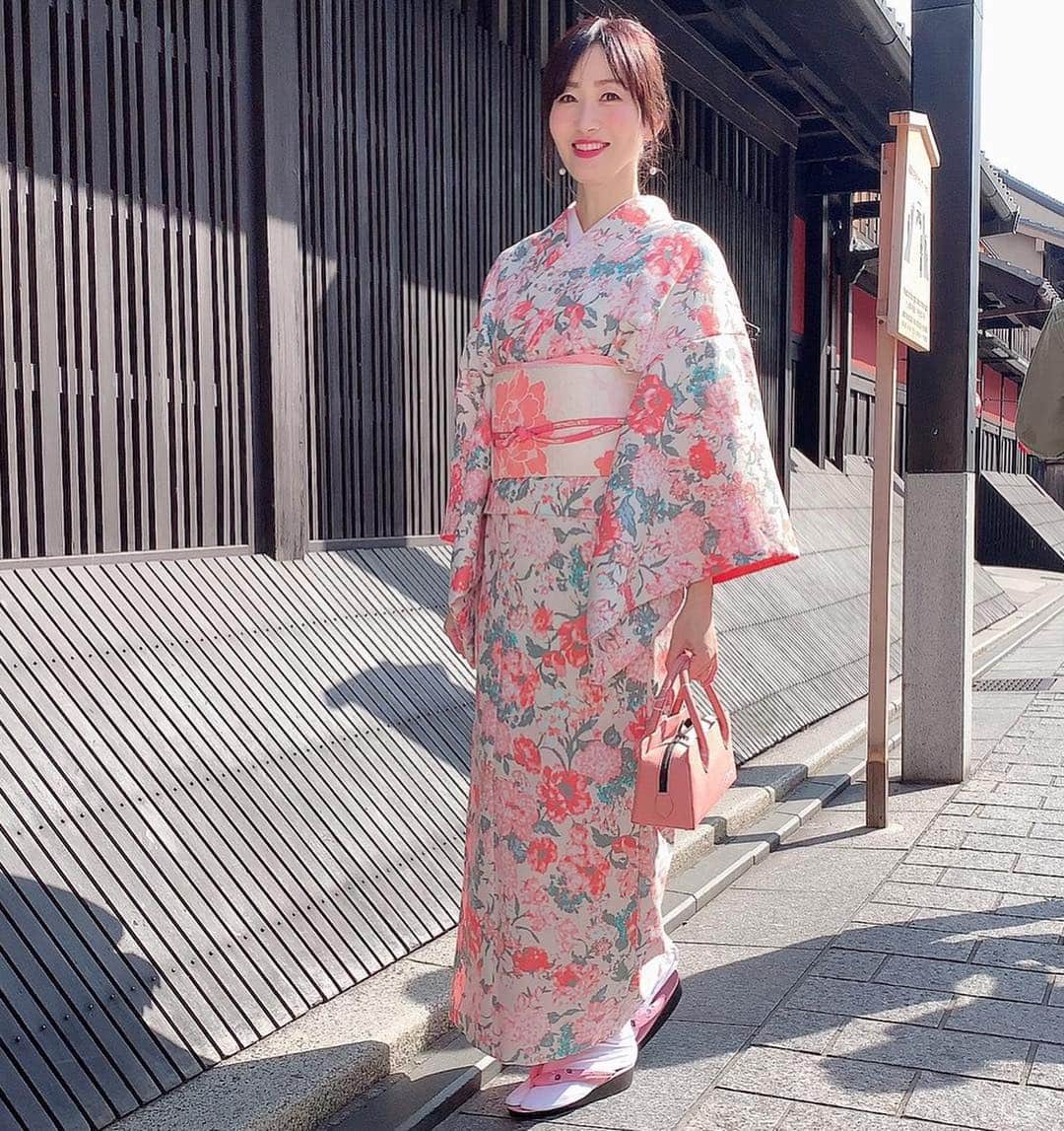 梅本理恵さんのインスタグラム写真 - (梅本理恵Instagram)「京都♡ はんなり〜♡を満喫した1日…☺︎♡ ・ ・ 久しぶりにお着物で、京都を散策♡ 春を感じるあたたかさ☺︎ 梅が満開の京都です♡♡♡ 春はすぐそこですね… ・ ・ ・ #京都#Kyoto#花見小路 #美魔女 #美魔女コンテスト #美魔女ファイナリスト #アラフォー#アラフィフ#はんなり美魔女#梅本理恵#梅満開 #team美魔女9期生 #春の京都 #小春日和 #はんなり #たのしかった #ありがとう#そうだ京都行こう ☺︎」3月5日 19時52分 - rie___12ki