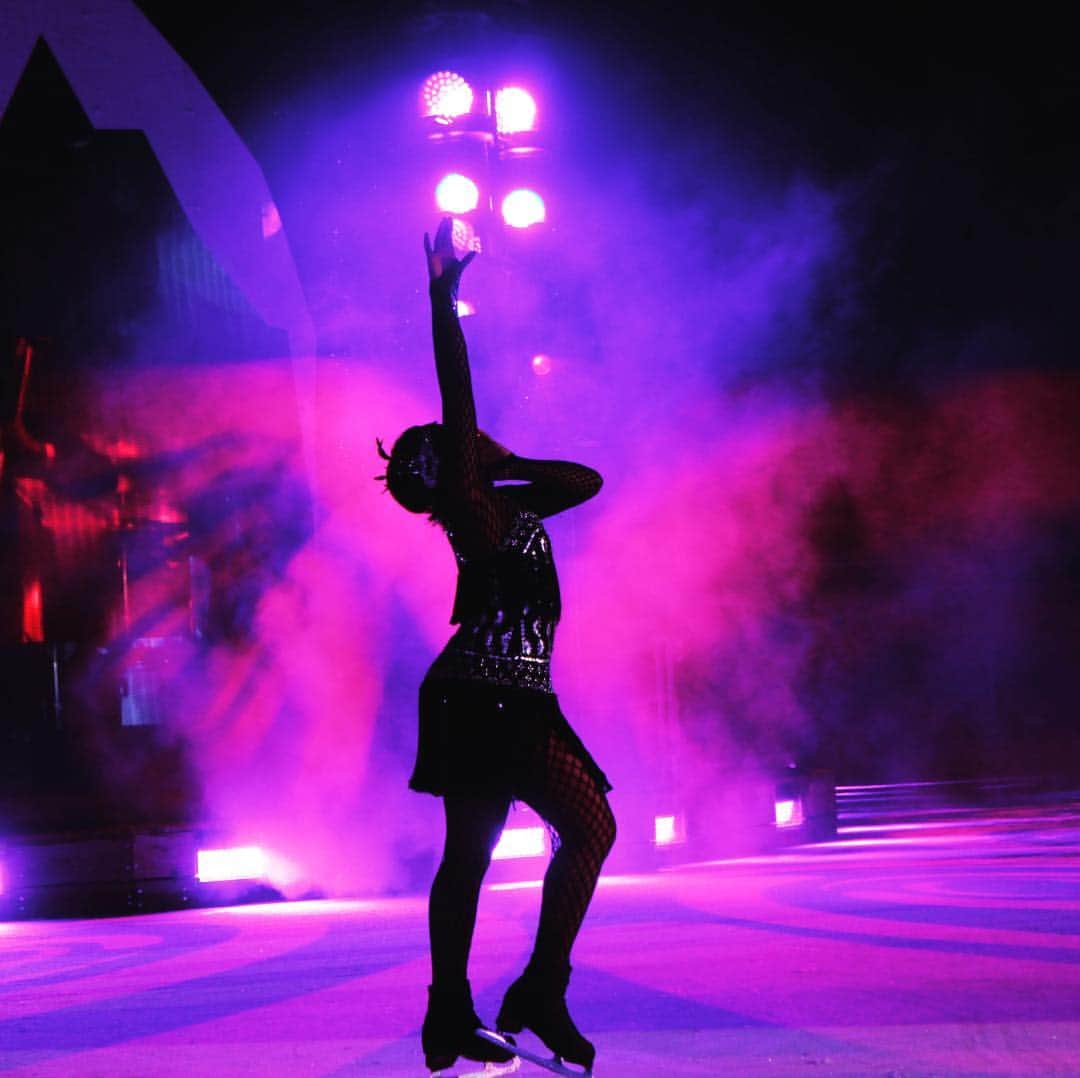イレタ・シレテさんのインスタグラム写真 - (イレタ・シレテInstagram)「Try to reach for the stars....🌟 • • • • #wolfsburg #iceskating #show #memory #allaboutthatbass #showgirl #iceshow #germany🇩🇪」3月5日 20時12分 - yretha_slt