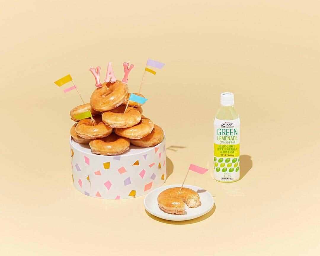 C1000さんのインスタグラム写真 - (C1000Instagram)「Hi！🙋Spring〜🌱🌷 春はdoughnut partyシマショ！🍩🎉 好きな味を積んでデコれば、テンションアガるドーナッツタワー🍩😆 C1000の🆕FACE、グリーンレモネードと一緒に😌💚🍋 _ #C1000 #C1000ビタミンレモン #ハウスウェルネスフーズ  #ビタミンC #レモン #lemon #vitaminc #🍋 #美容 _ #美意識向上 #美容好き #美容好きな人と繋がりたい #美容好きさんと繋がりたい #美容マニア #綺麗になりたい #インナービューティー #キレイカスタマイズ #暮らしを楽しむ #おうちおやつ #おやつタイム #ホームパーティー #ドーナツ🍩 #スイーツ写真 #スイーツグラム #スイーツ部 #スイーツテロ #甘党女子 #甘いもの好き #女子力向上委員会」3月5日 11時30分 - c1000.jp