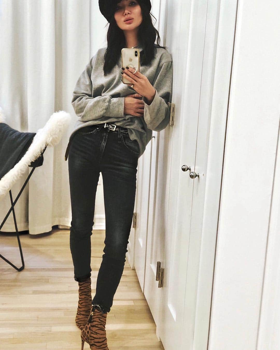マリッサ・ウェッブのインスタグラム：「2 months into 2019- so I have 10 more months to figure it out. Right?  My todo list seems to be growing by the day!  What’s on your bucket list for this year?  #mondaymotivation  #goals #bucketlist #onelifetolive #marissawebb #mwstyles」