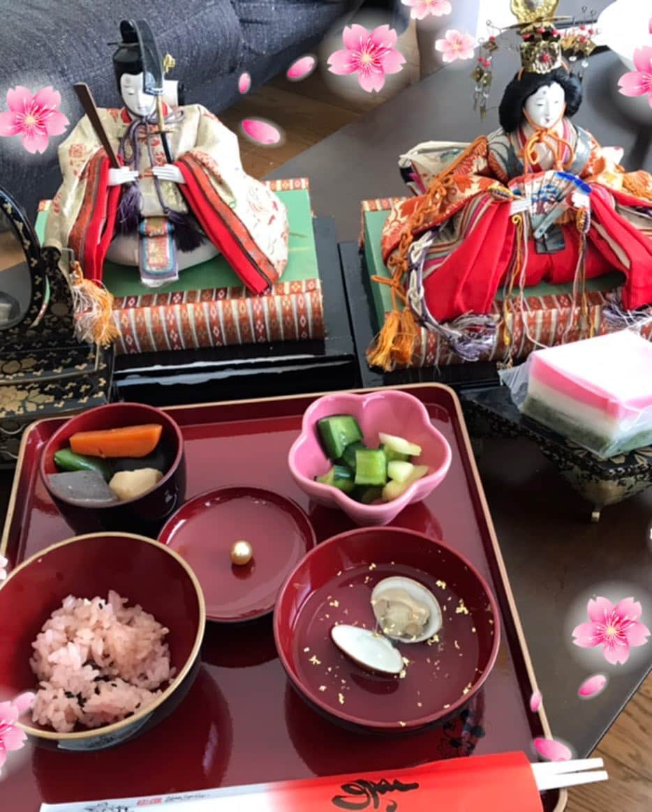 室照美さんのインスタグラム写真 - (室照美Instagram)「初節句🌸お食い初め ・ ・ ・ 桃の節句にほぼ生後100日を迎えた娘🎎 家族、親族で初節句とお食い初めを一緒にお祝い✨この日の年長者にひとつぶなめをしてもらったので、娘も長生きできますように(^^) ・ 雛人形は、母が生まれた６２年前に祖父が買ったもの。 ロンパース袴は、ばばたちに大好評でした〜❤︎ ・ ・ #生後100日 #手作りうちわ #首がほぼ座ったよ #エウエウよく喋って #人の顔みてクシャッと笑うよ」3月5日 11時50分 - terumin_min