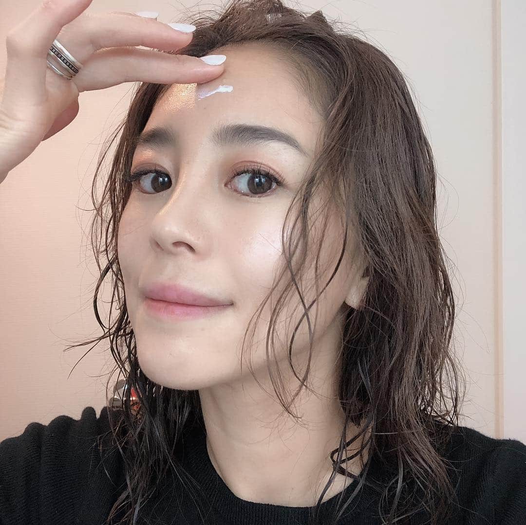 大桑マイミさんのインスタグラム写真 - (大桑マイミInstagram)「気持ち良い陽気。 こんな日はとくにしっかり日焼け止め。 メディプラスのモイスチャーUVを愛用中。焼かないだけじゃなく大気汚染からも肌を守ってくれて塗り心地よく保湿力も高い。 ゲルでたっぷり潤わせて蓋をかるくするようにつけてます。 メラニンめらめらな私は冬でも曇りでも町でも車の中でもとにかく日焼けをしてしまう。 気にせず焼いていた私は今年は美白目指してます。 強い味方。 #メディプラス  #モイスチャーUV #メディプラスゲルDXを愛してやまない #保湿度朝まで #びっくりする」3月5日 12時19分 - maimiokuwa