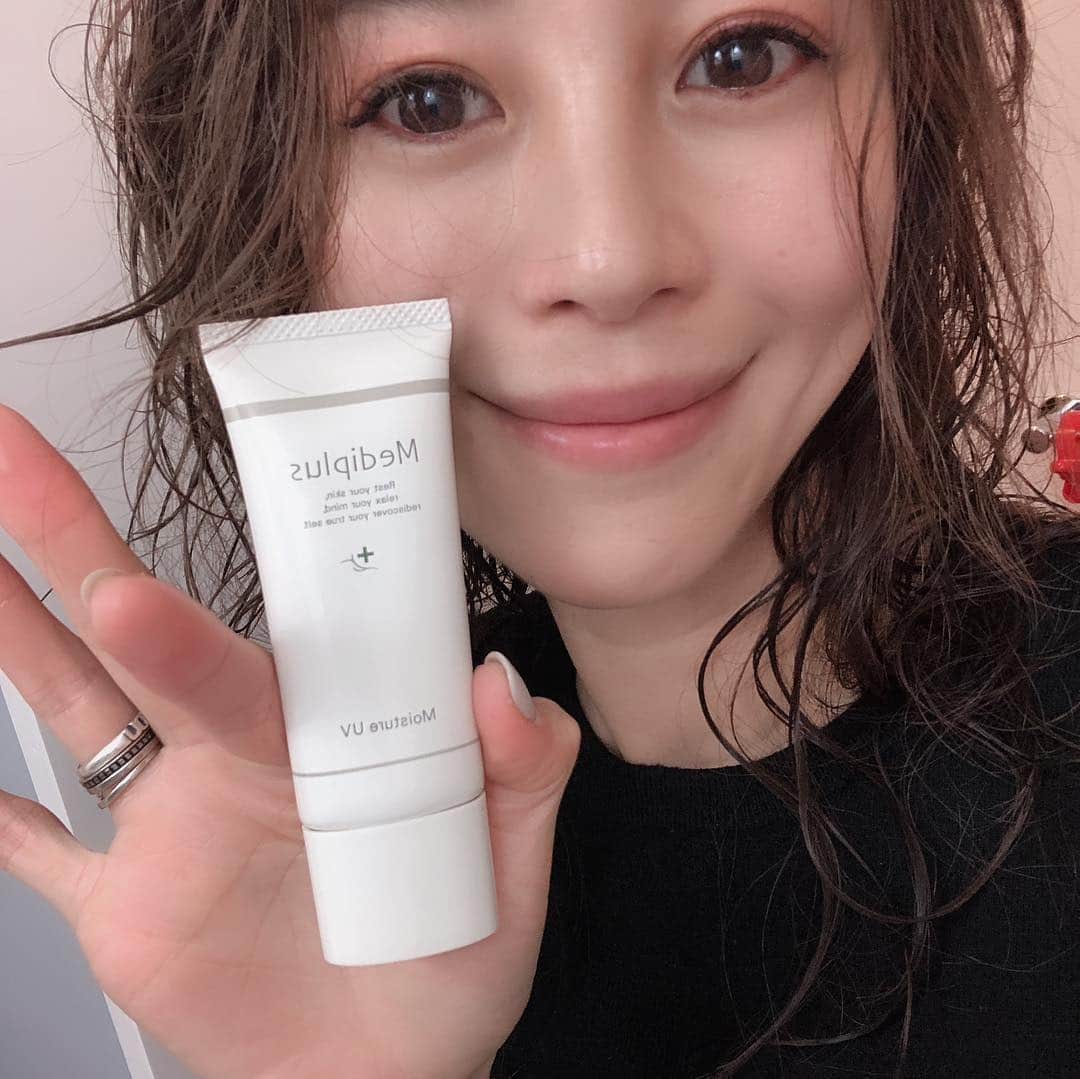大桑マイミさんのインスタグラム写真 - (大桑マイミInstagram)「気持ち良い陽気。 こんな日はとくにしっかり日焼け止め。 メディプラスのモイスチャーUVを愛用中。焼かないだけじゃなく大気汚染からも肌を守ってくれて塗り心地よく保湿力も高い。 ゲルでたっぷり潤わせて蓋をかるくするようにつけてます。 メラニンめらめらな私は冬でも曇りでも町でも車の中でもとにかく日焼けをしてしまう。 気にせず焼いていた私は今年は美白目指してます。 強い味方。 #メディプラス  #モイスチャーUV #メディプラスゲルDXを愛してやまない #保湿度朝まで #びっくりする」3月5日 12時19分 - maimiokuwa