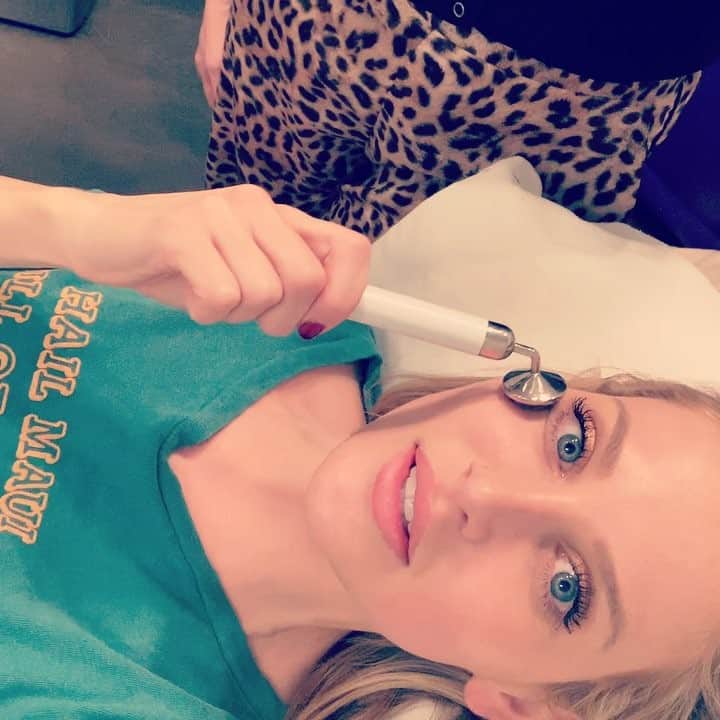 ステファニー・プラットのインスタグラム：「This is the LEGEND herself!! @nursejamiela has been my fountain of youth for soooo long! I walk in & say do your thing girl! She is so modest with needles/lasers etc- so I know I’ll always look like me (but just fresher& better haha). She is all abt the little tweaks that give me an extra boost... and I will say (probs gonna have haters comment... but she has given me so much more confidence 🙌🏻 her work is so natural and has made me love going makeup free- which I never thought I could do. I also want to say Jamie has never asked me to do posts for her etc, I do not get free treatments, discounts I am a fully paying customer. And SO LUCKY that the busy bee has time for me 🙏🏼🙌🏻🙏🏼🙌🏻 thank you Jamie for making me secure in my own skin!! I love you!!」