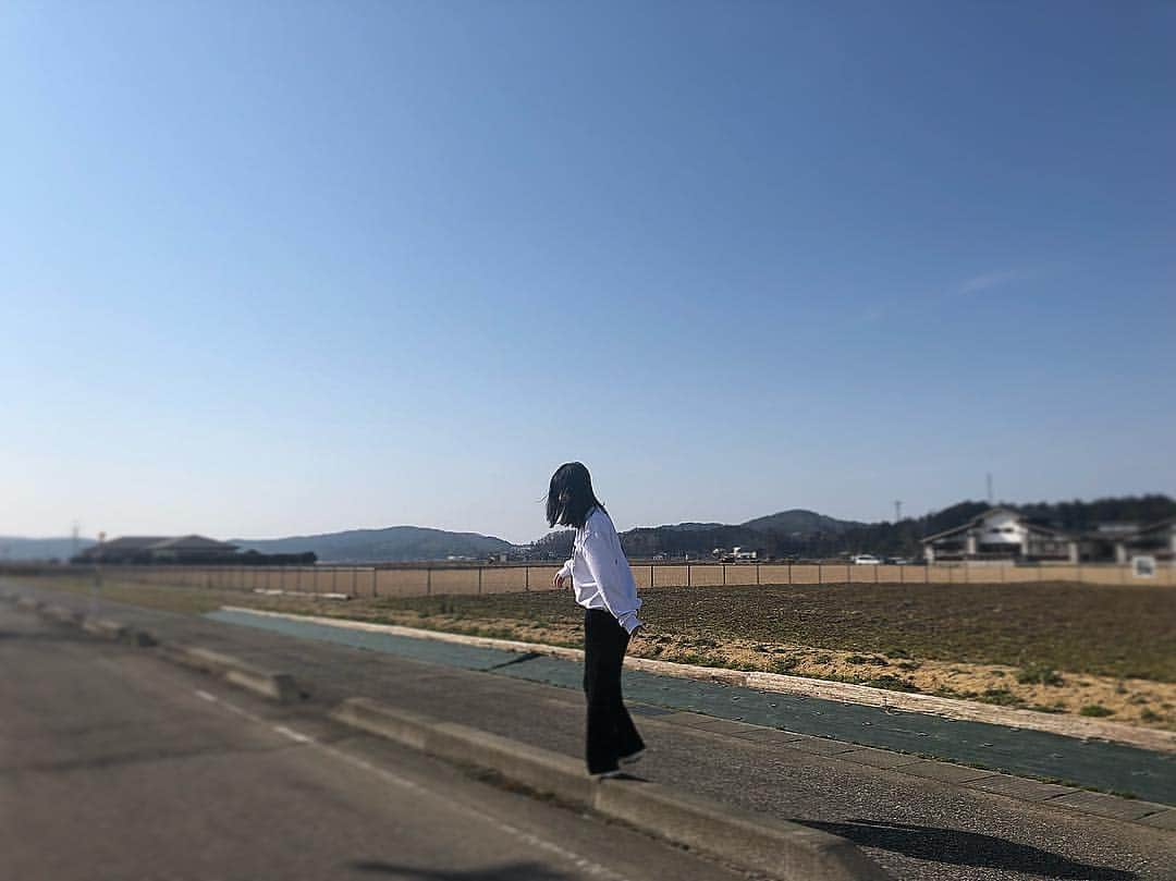 久住小春さんのインスタグラム写真 - (久住小春Instagram)「地元🏡 #東京とは違ったインスタ映え お母さんにあれ程忘れ物無いか聞かれたのにこのトレーナー実家に忘れた😑 🤳by姉」3月5日 13時30分 - koharu_kusumi.official